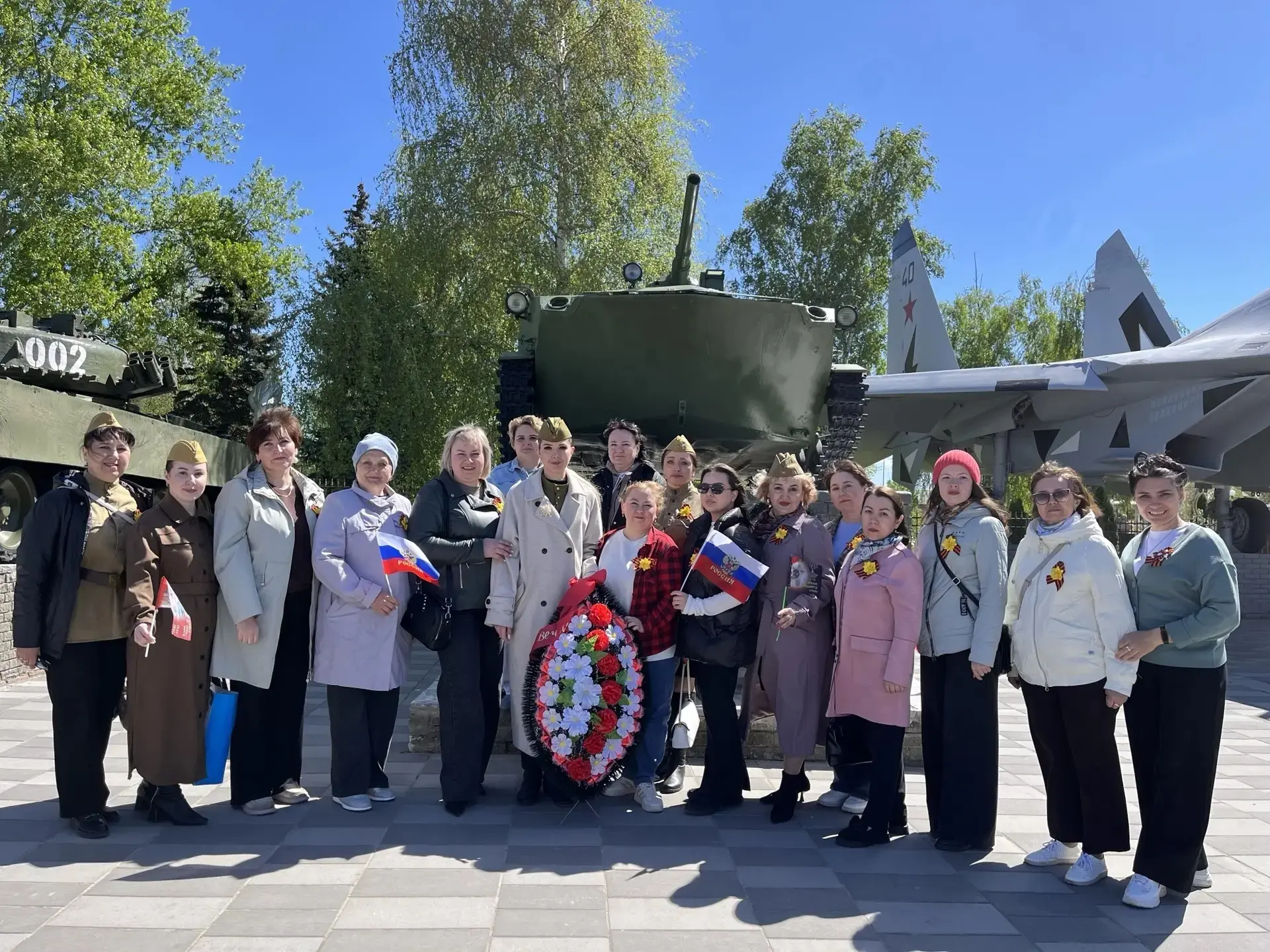 🌺 Сегодня коллектив Центра культурного развития возложил венок к памятнику погибших ге...