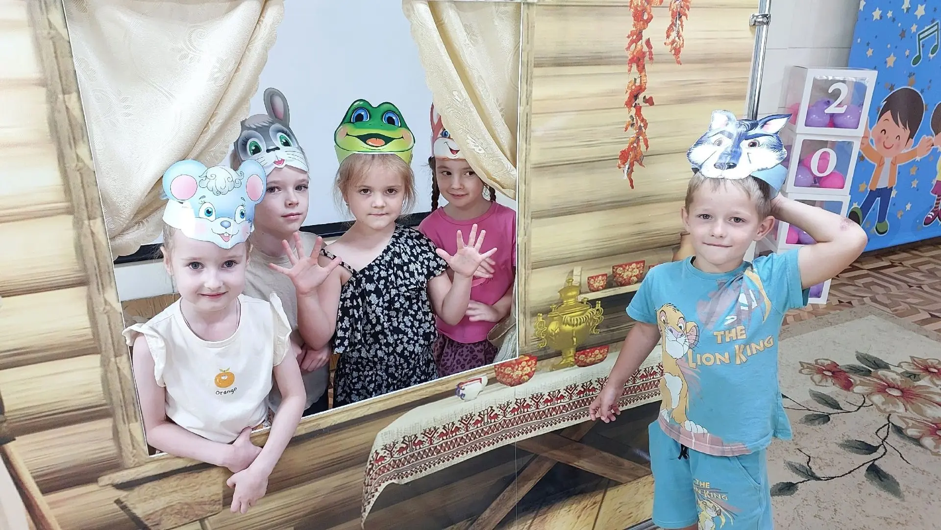 Сегодня ребята погрузились в волшебный мир сказок! 

 Сказки любят все дети, их увлекают волшебство 