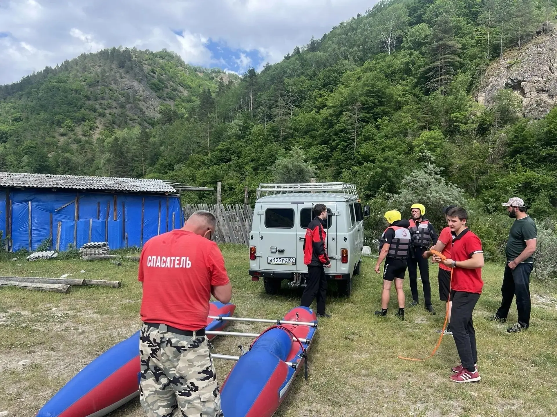 В Карачаевском районе продолжаются поиски туриста, пропавшего после происшествия на реке Учкулан

Се