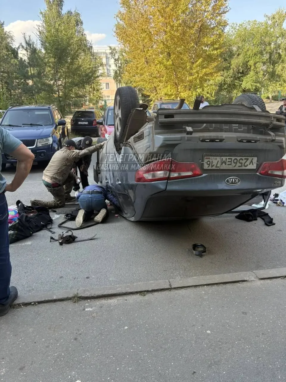 🤯 Машина перевернулась во дворе на Адоратского, 8