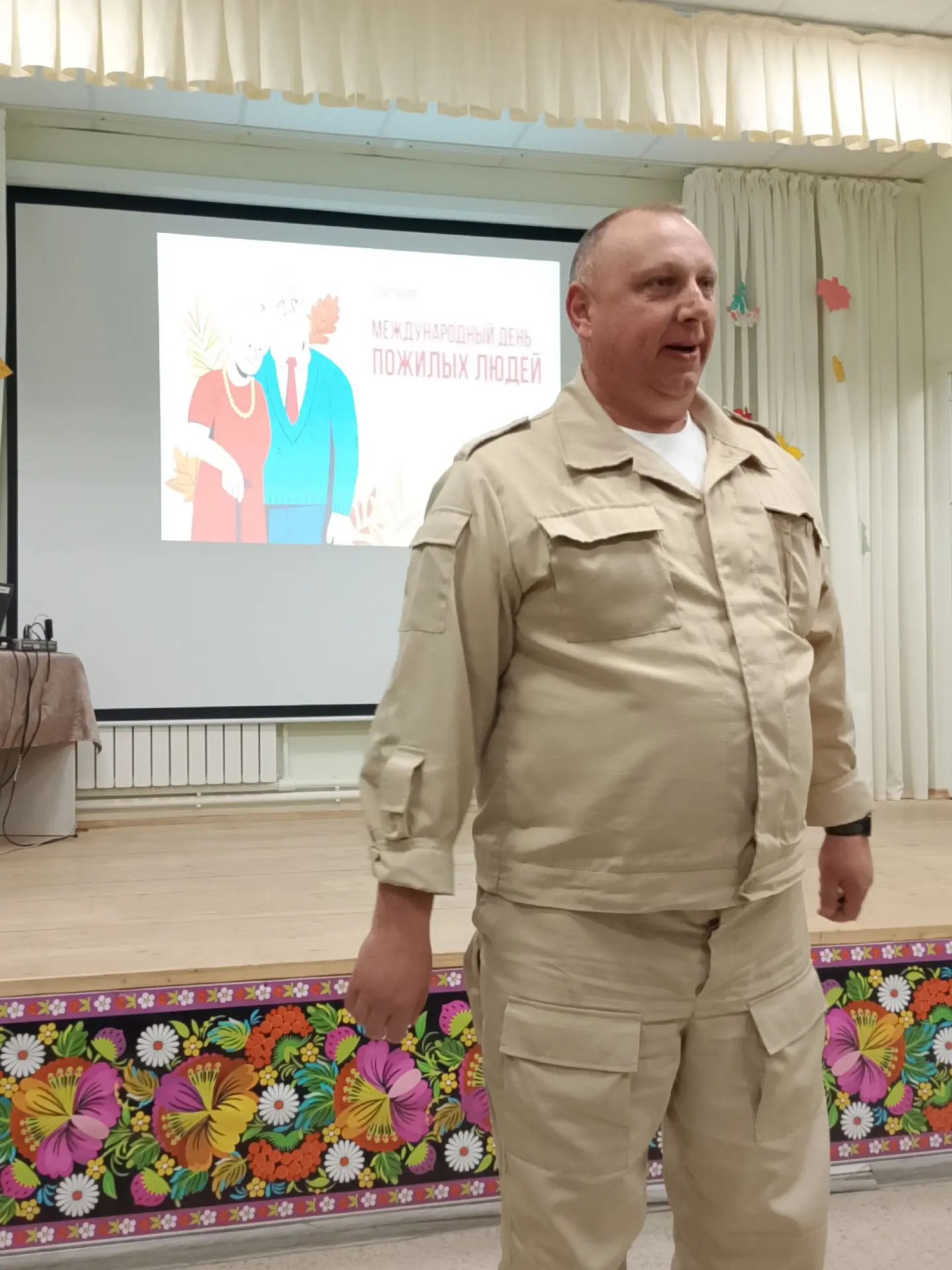 Кадеты поздравили старшее поколение с Днем пожилых людей.