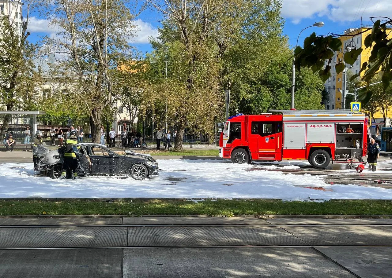 🔥Сегодня на Сходненской улице возле колледжа полиции самовоспламенился автомобиль