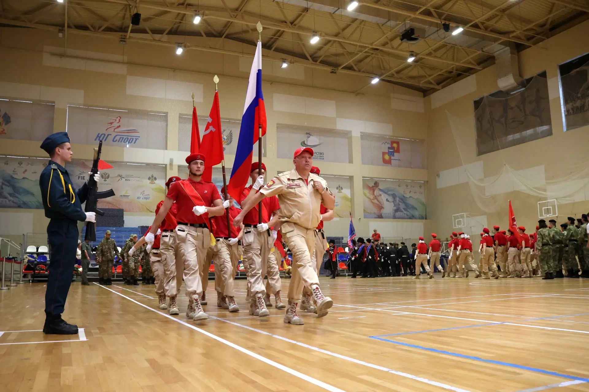 🇷🇺На базе ФГБУ «Юг-Спорт» состоялся торжественный марш военно-патриотических, военно-...