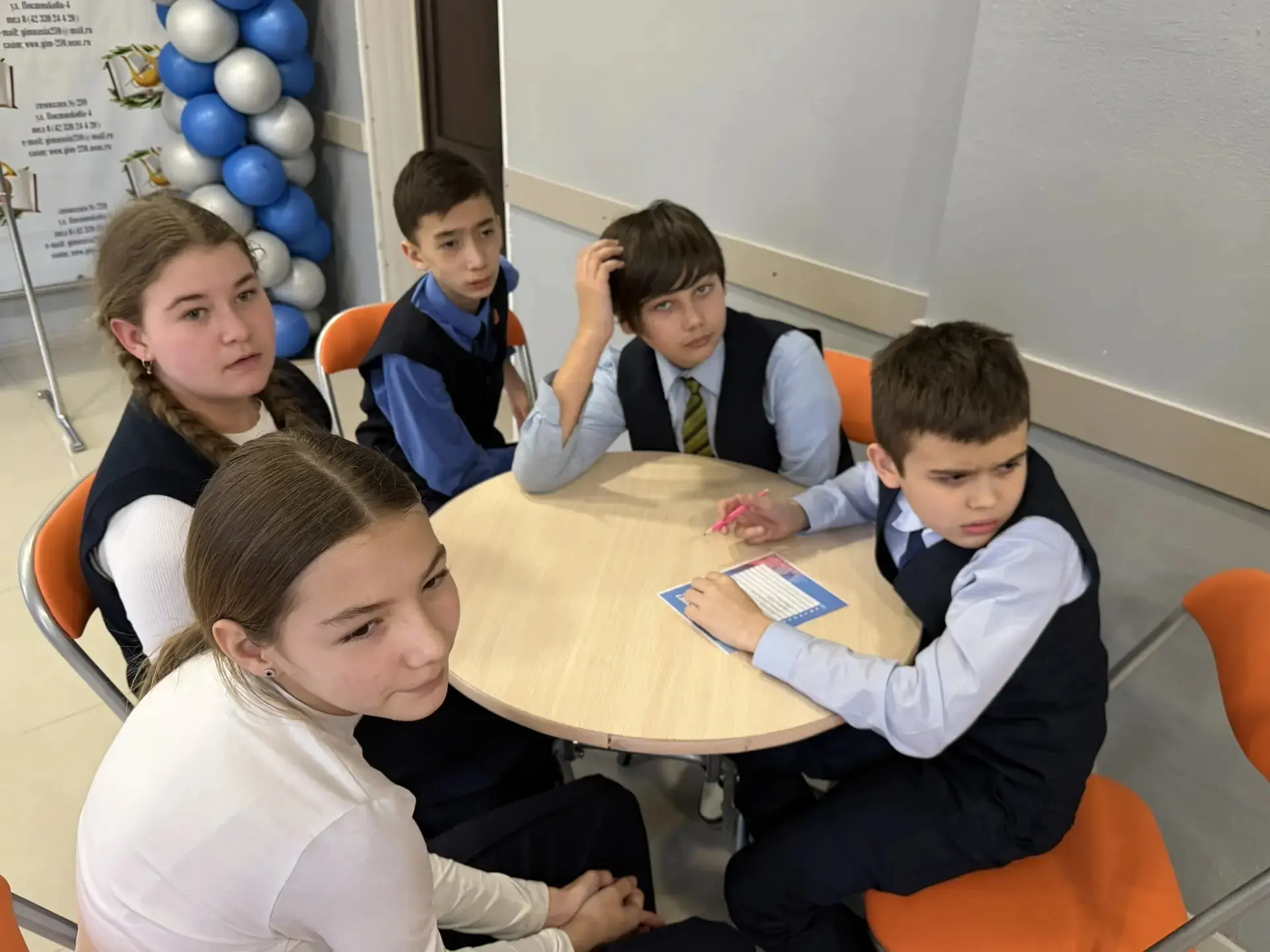 КВИЗ "МЫ - РУССКИЕ!" 🇷🇺👥   📚 Гимназия №259 вновь стала центром добрых дел! Команда «Лидер» не только
