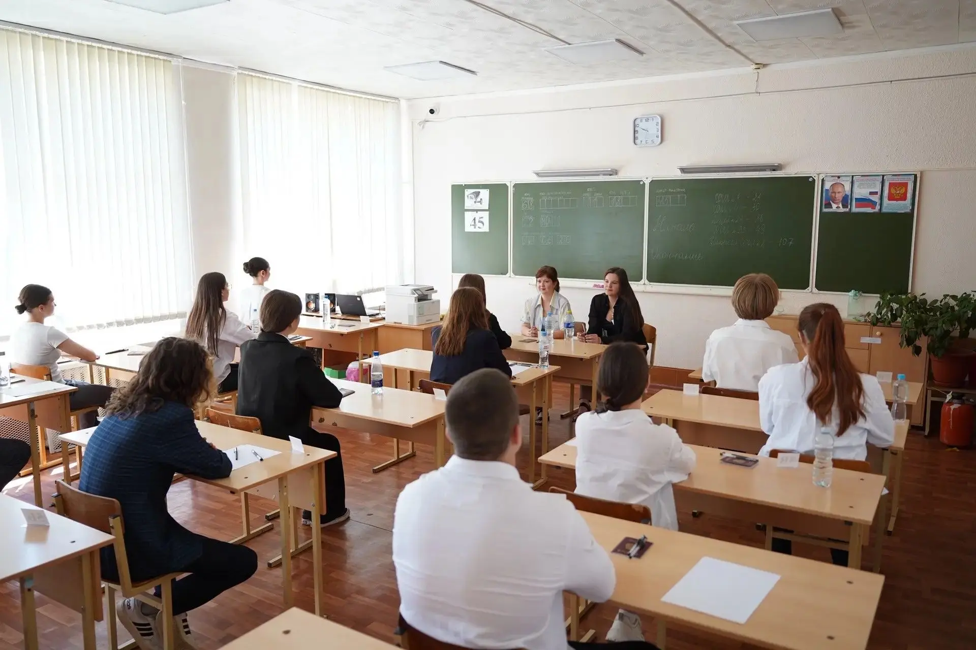 Одиннадцатиклассники сдают второй обязательный ЕГЭ