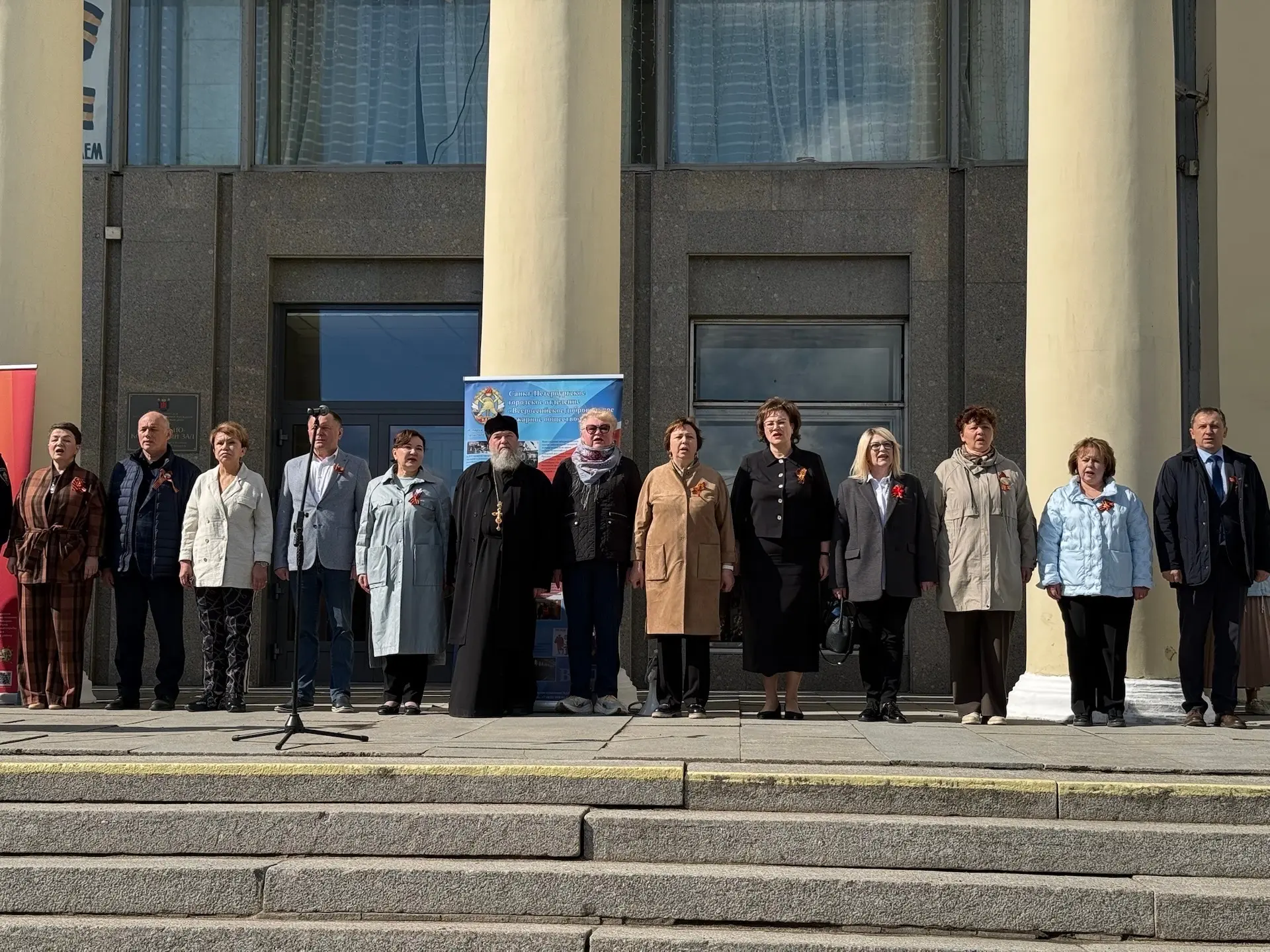 🗓 5 мая у КДЦ «Ижорский» прошла торжественная линейка, посвященная Году единства народов России и ст