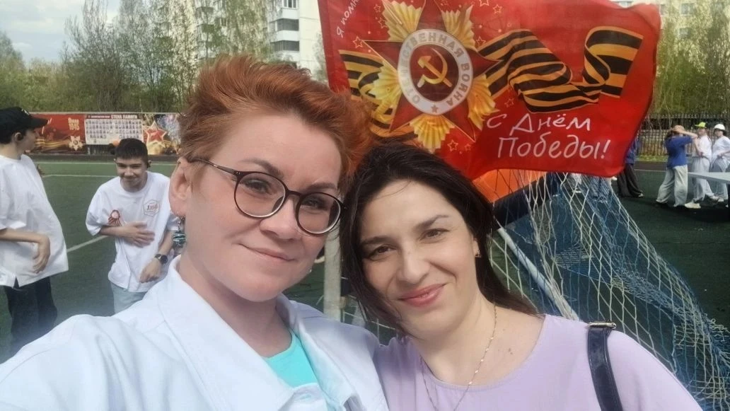 «И эстафету передать Не только внукам, но и дальше... Бороться против всякой фальши Готовых Правду и