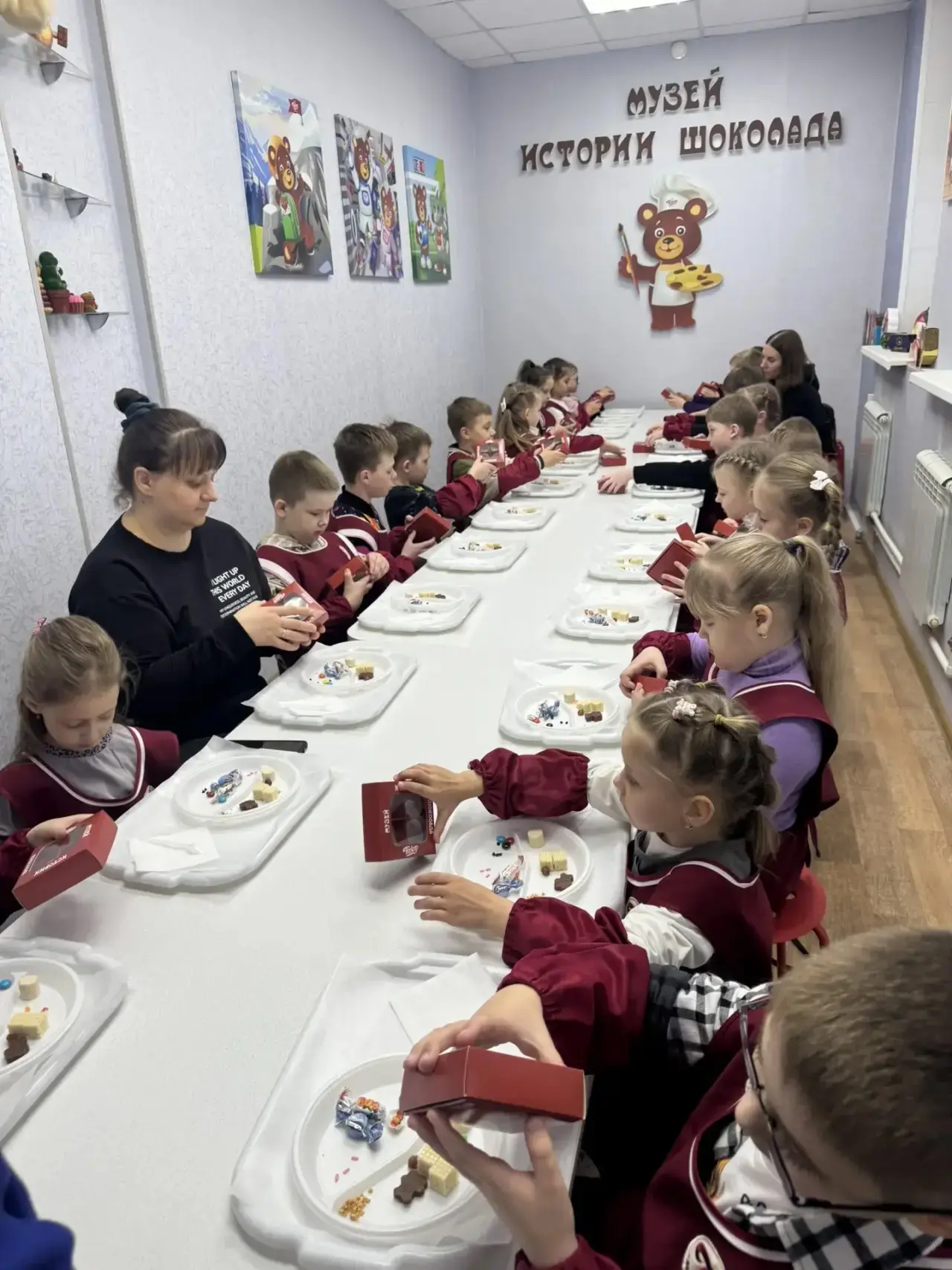 🍫✨ 1 класс «В» сегодня побывал на увлекательной экскурсии в музее шоколада на кондитерской фабрике «