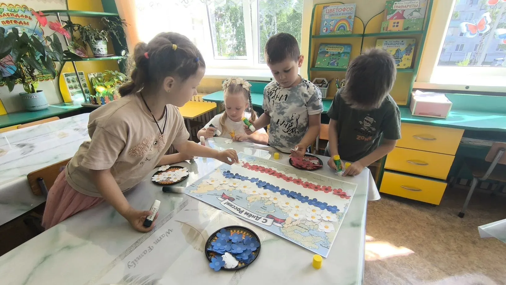 Как мы готовились ко Дню России! 🇷🇺🎈

В преддверии праздника в нашем детском саду прошли тематиче
