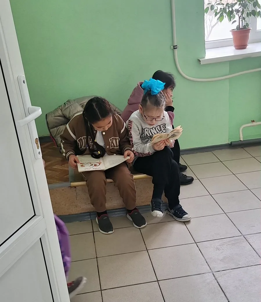 Удивительно, дети читают книги, а не играют в телефоне.