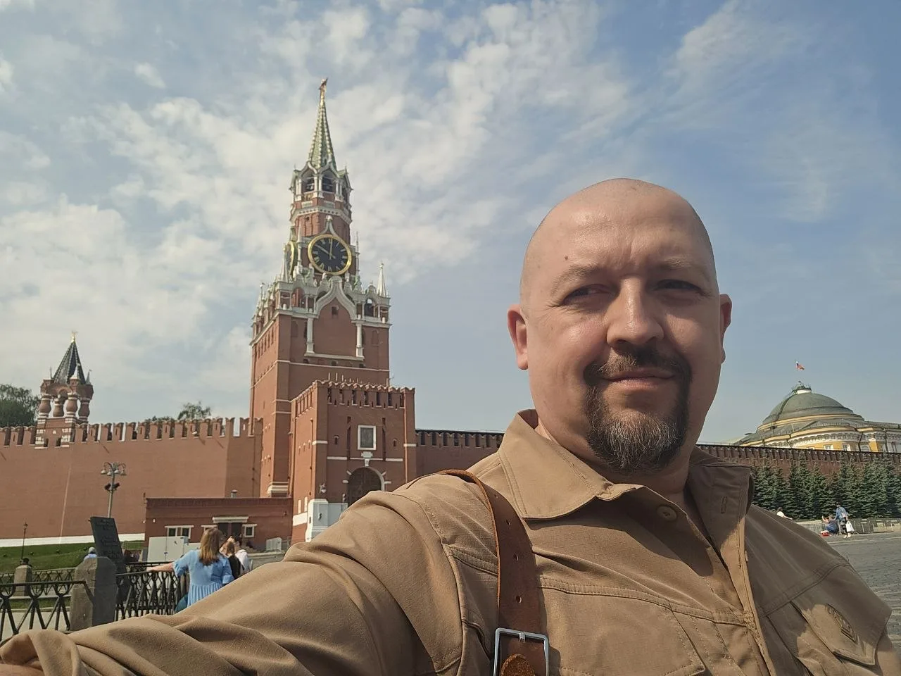 "Тыла нет"  Занятно наблюдать вокруг Кремля пикапы-тачанки с пулеметами.  Проще говоря, МОГи - мобил