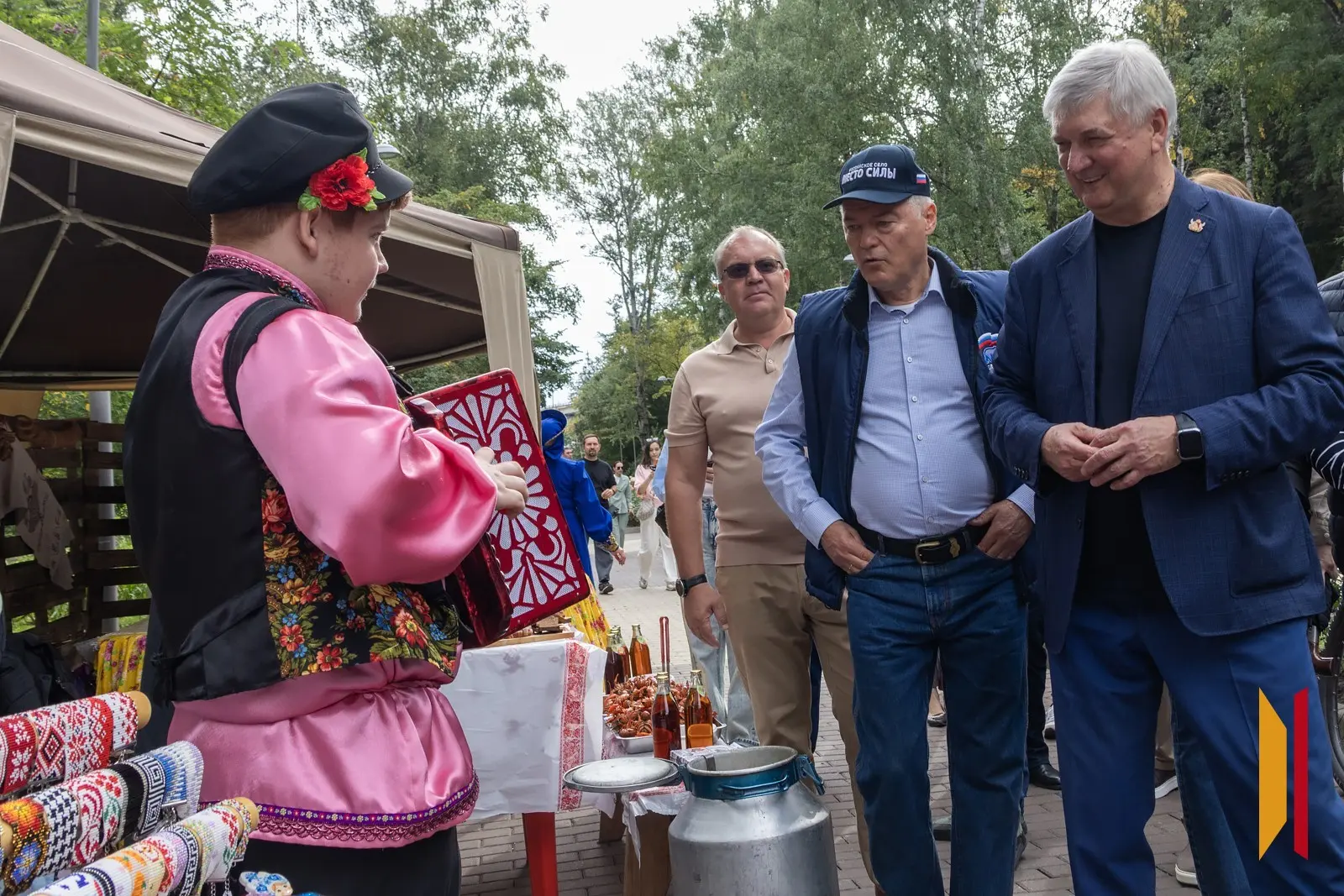 Павловские мастера и творческие коллективы во главе с руководителем района Максимом Янц...