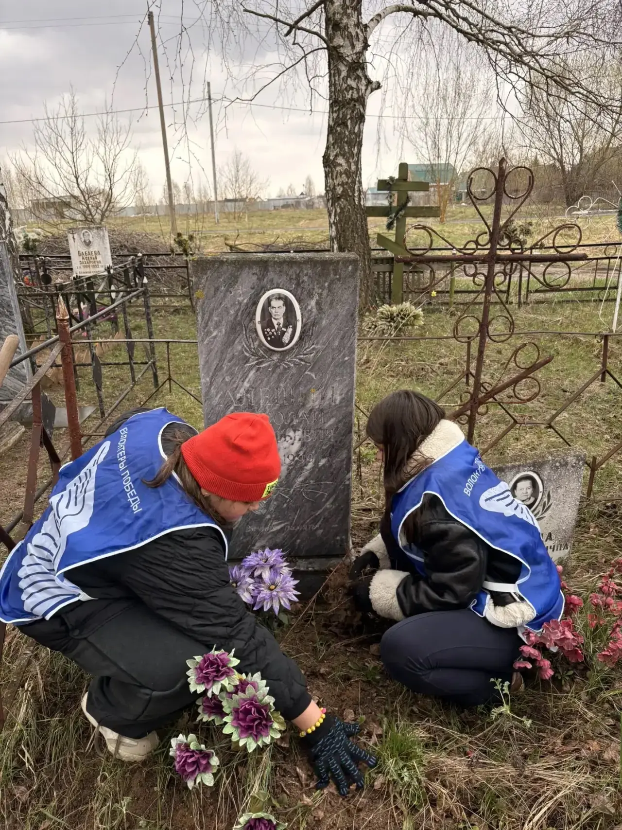 🧹Ежегодные акции по уборке территории у памятника воинам, павшим в годы Великой Отечес...