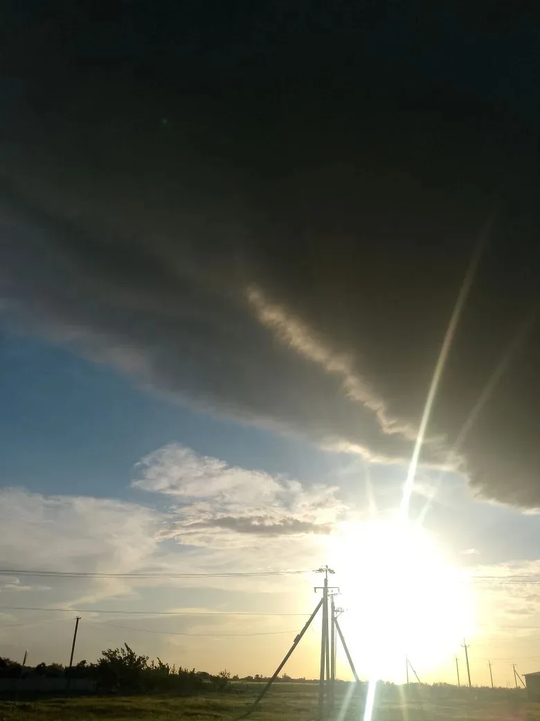 🌆 Сегодняшнее небо устроило настоящий фейерверк красок. Как будто прощается с днём красиво.  Огромно