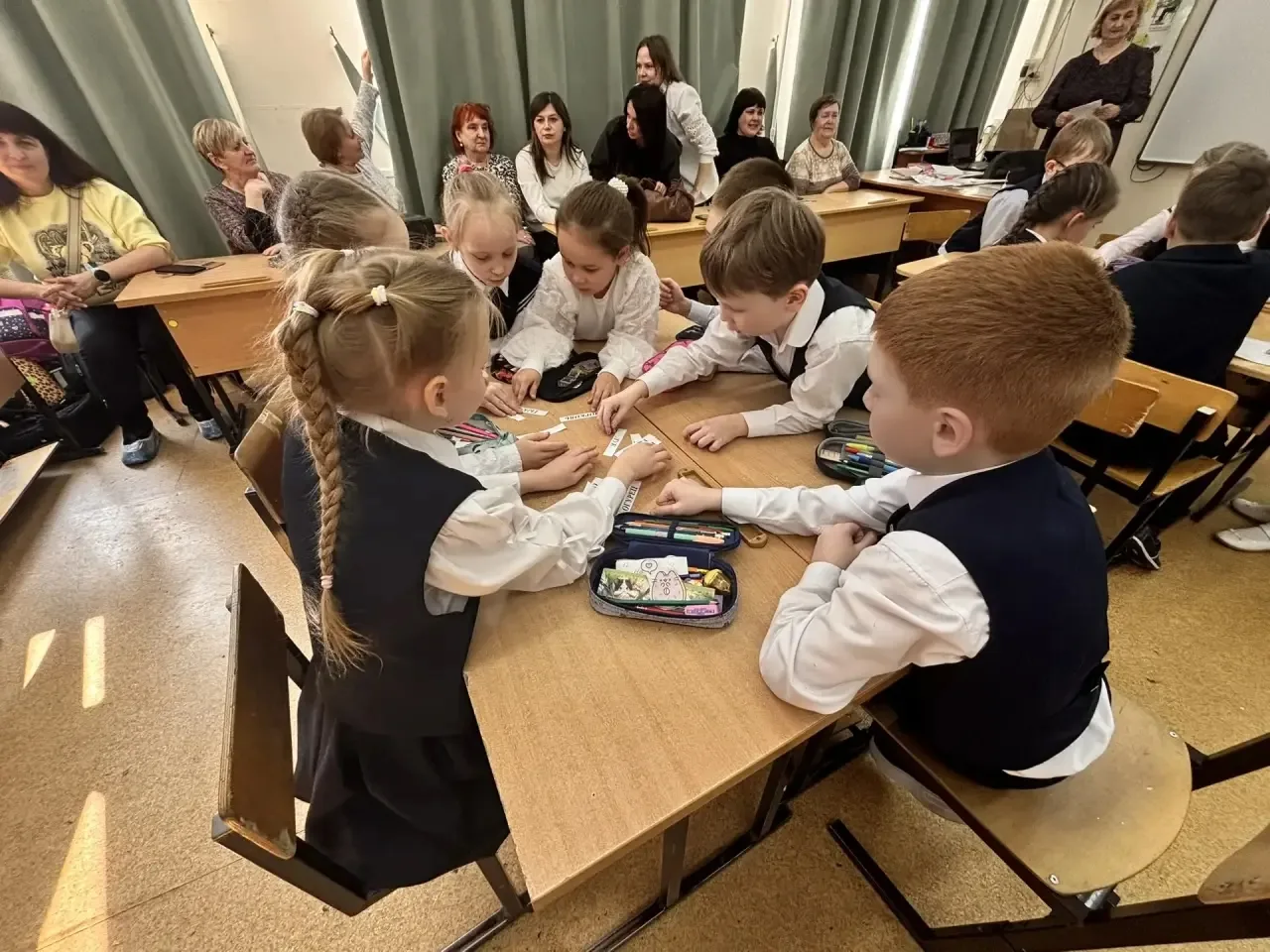 Ученики 1 «А» класса решили удивить своих мам необычным способом. Они организовали настоящий КВН «Ма