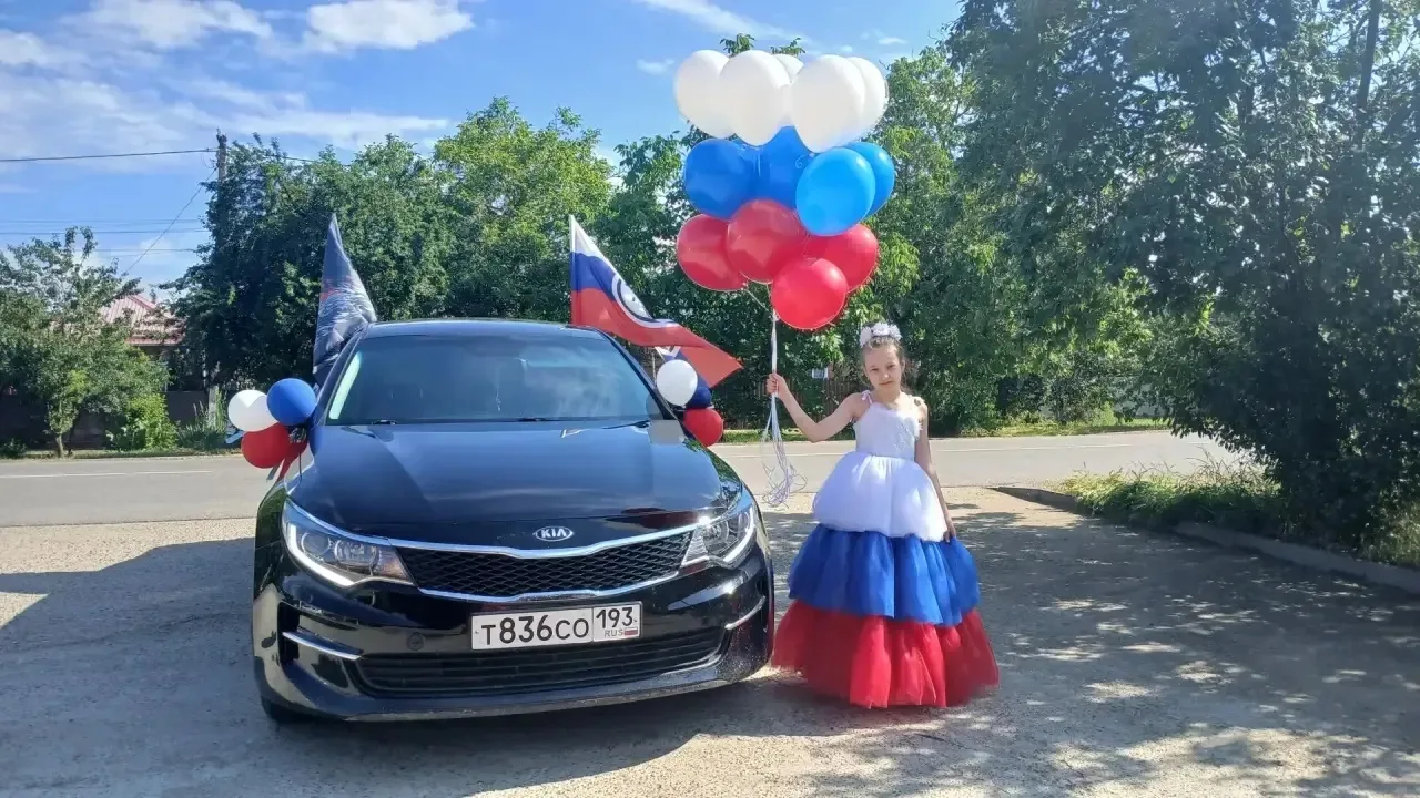 🇷🇺 В честь Дня России активные жители станицы Елизаветинской организовали автопробег

Колонна авто