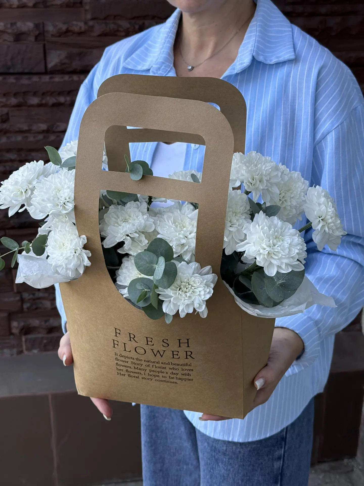 А вот еще одна классическая красотка 🥰 Крафтовая сумочка с белыми хризантемами Алтай и...