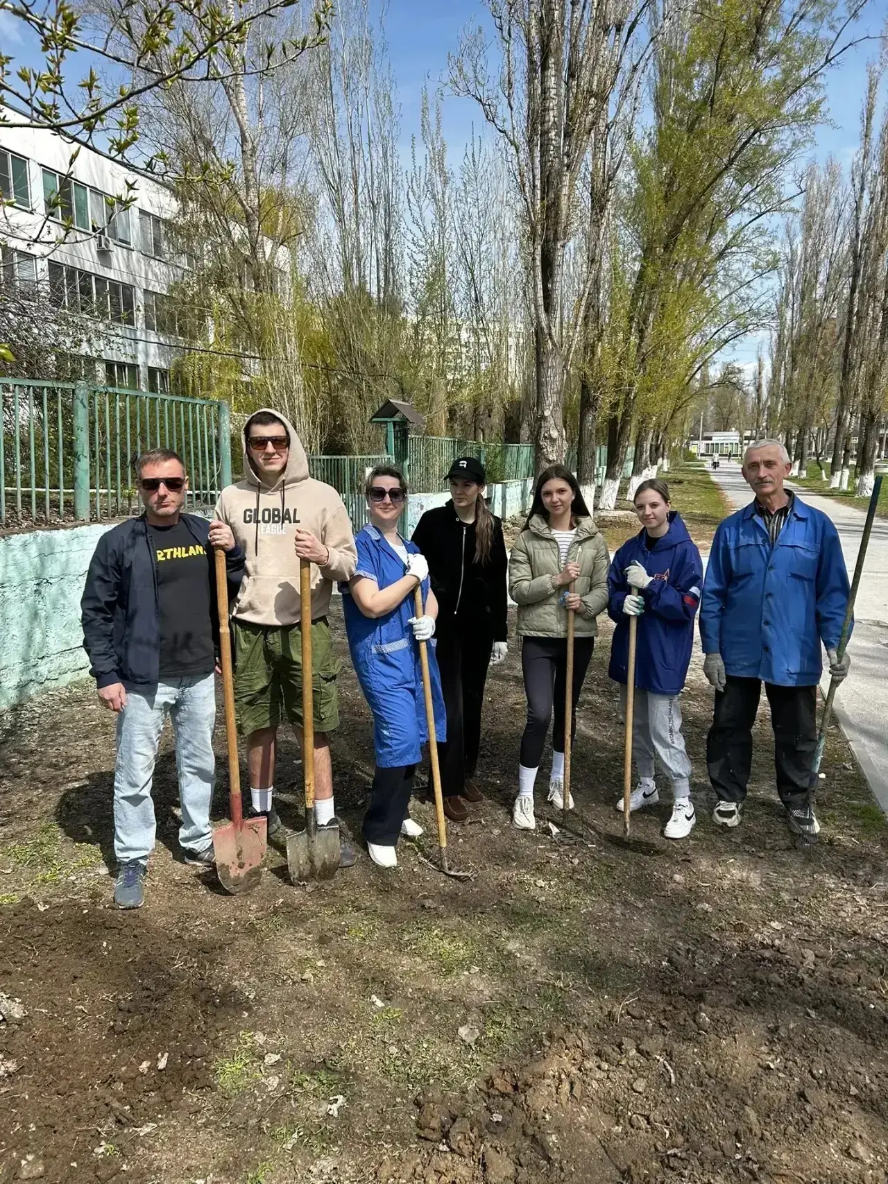✨ Учителя МОУ СШ №5 приняли активное участие в общегородском субботнике! ✨ Сегодня наши педагоги вме