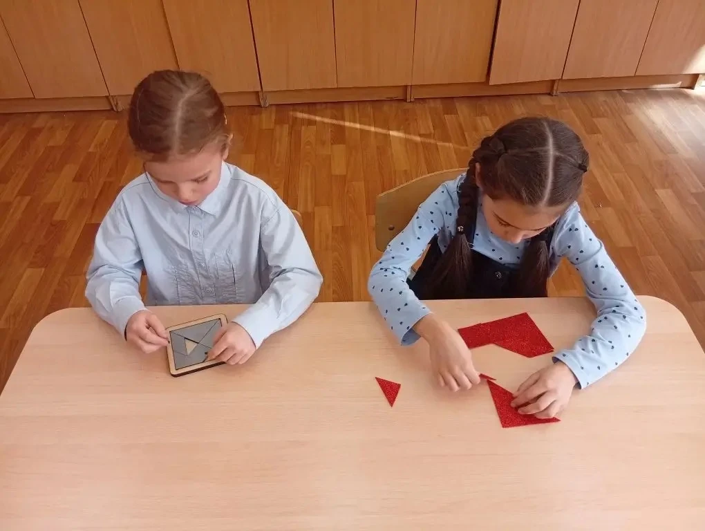 Чем заняться первоклассникам после уроков в группе продлённого дня?   ✌🏼Конечно же, можно немного по
