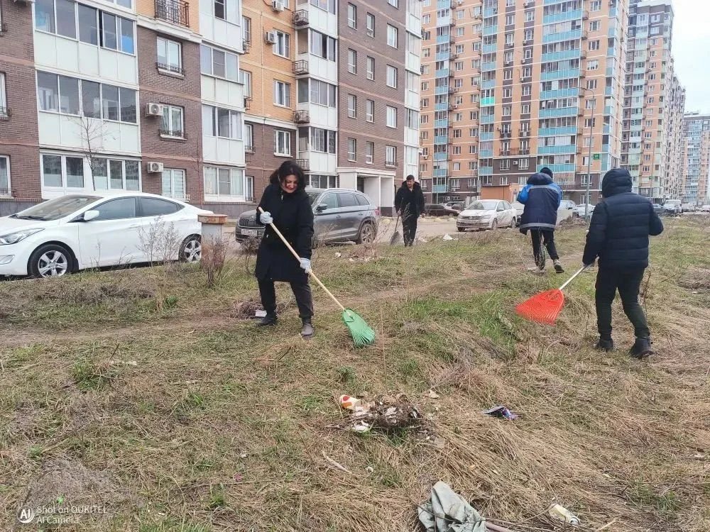 🌿 Сегодня сотрудники УК «Азимут» провели масштабный субботник на обслуживаемой территории  🔧 Что сде