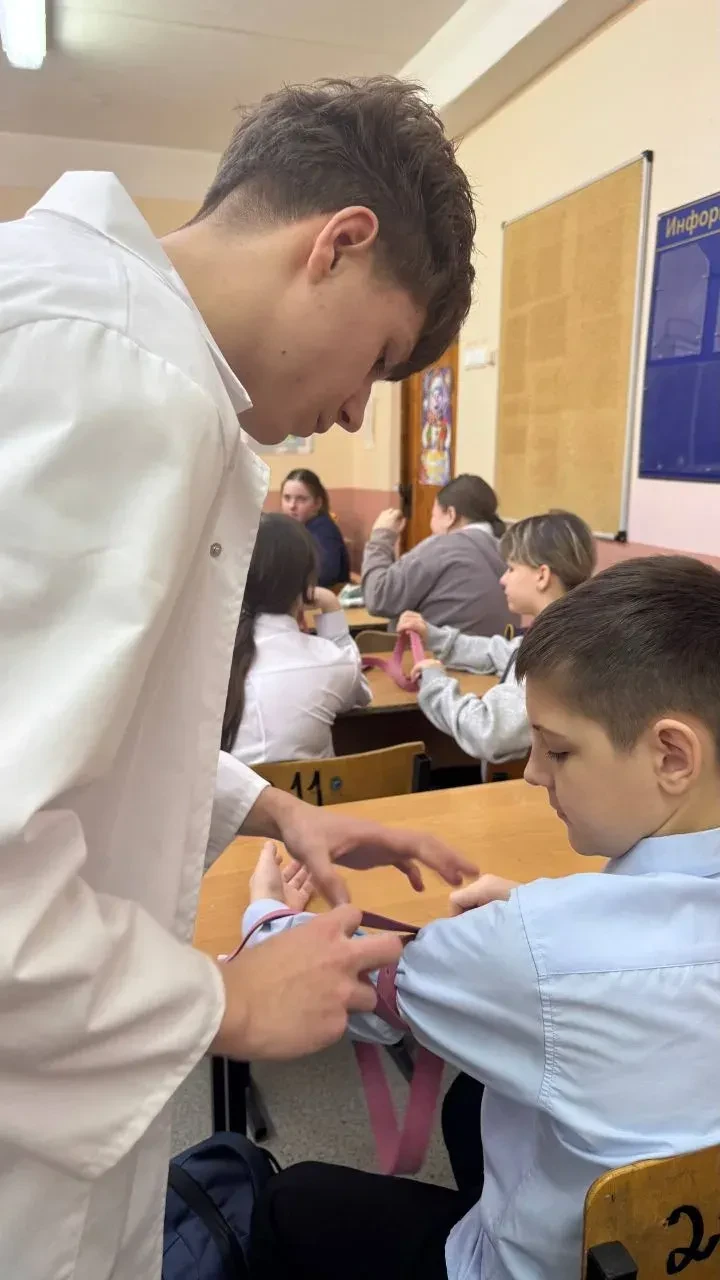 Сегодня учащиеся 11 "Б" медицинского класса провели обучающее занятие по оказанию перво...