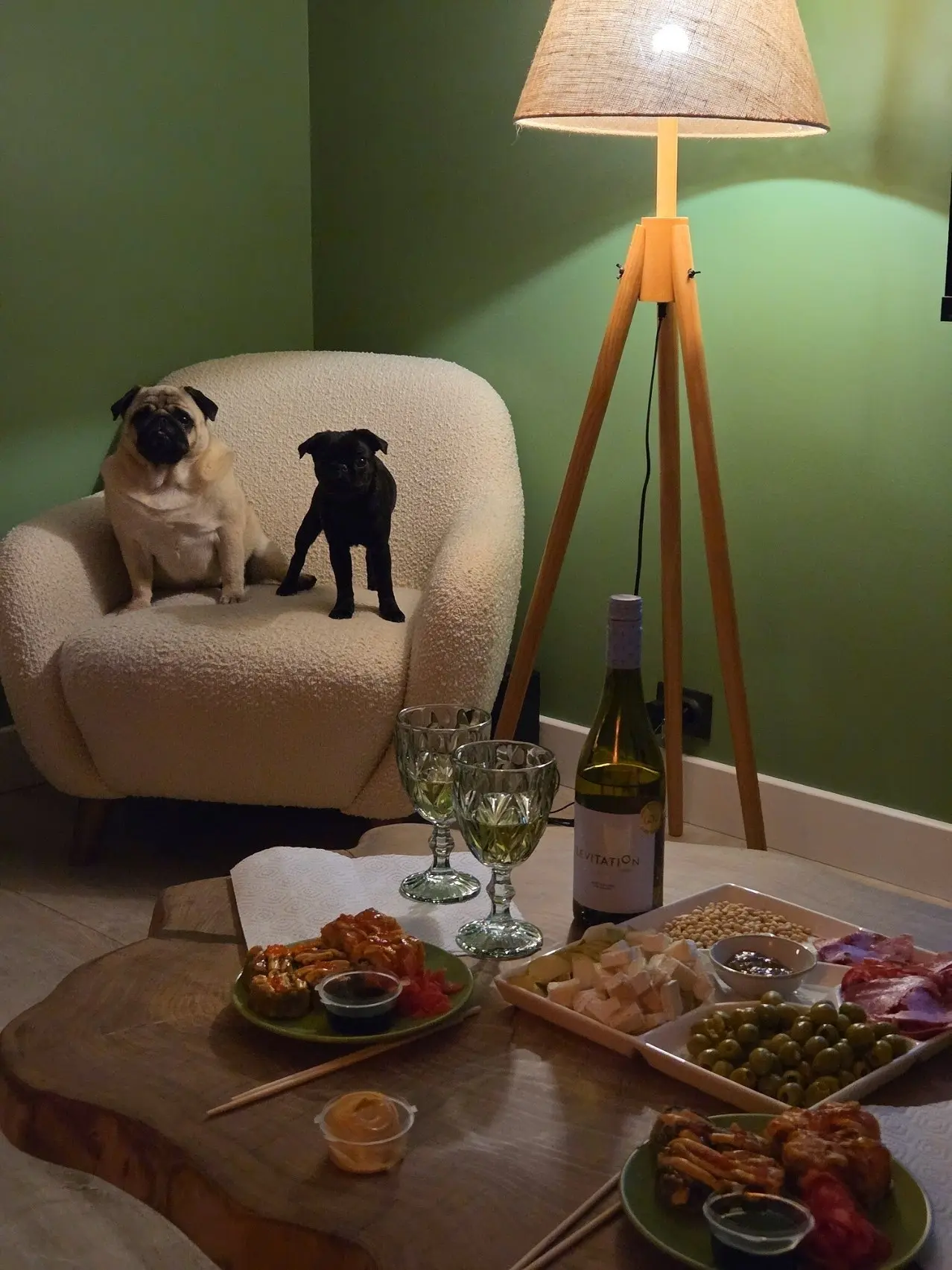 Родители школьников и учителя, поднимает за вас бокал!🥂