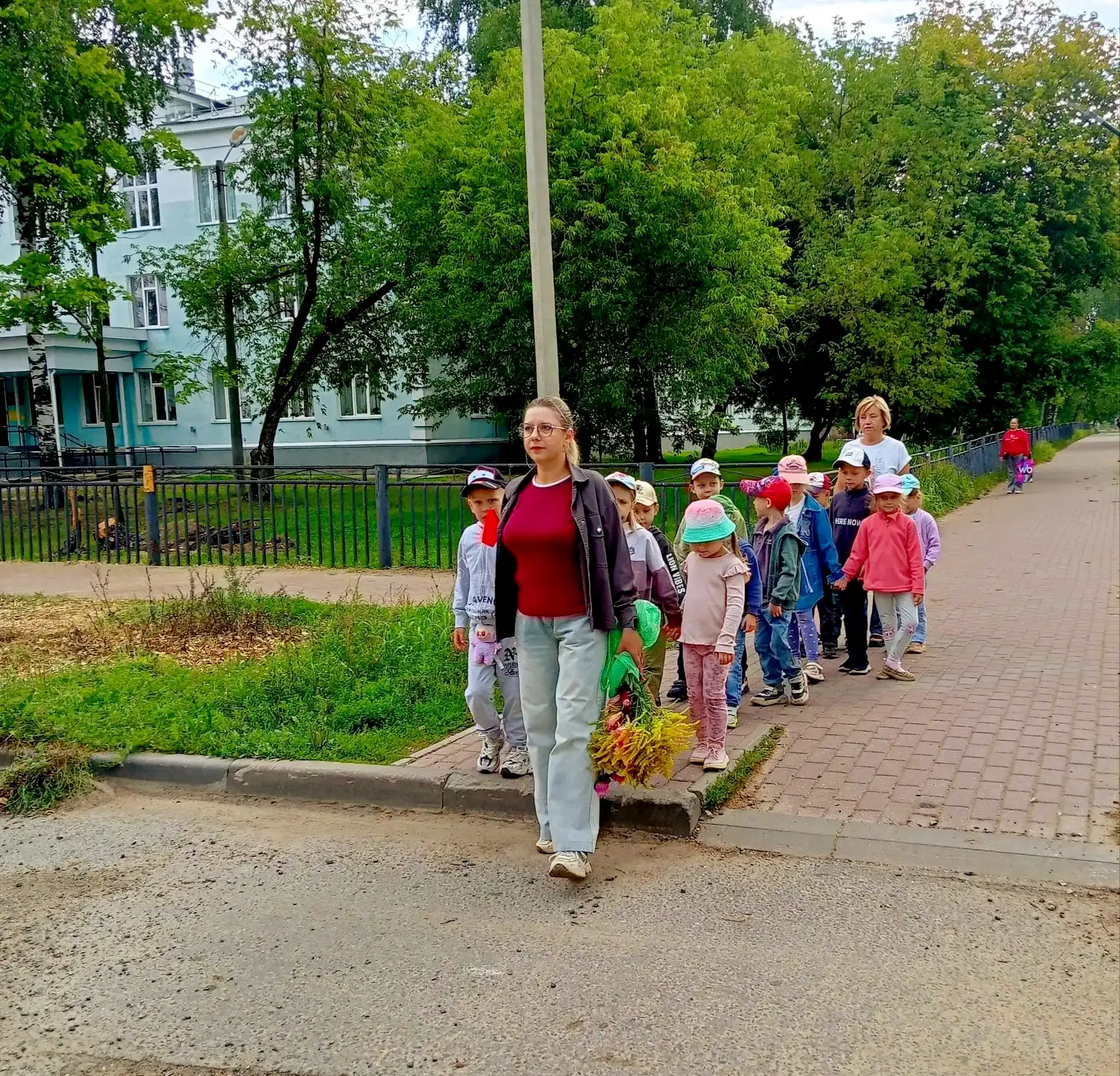 Сегодня дети группы № 10 "Ромашка" отправились на экскурсию  на площадь Октябрьской рев...