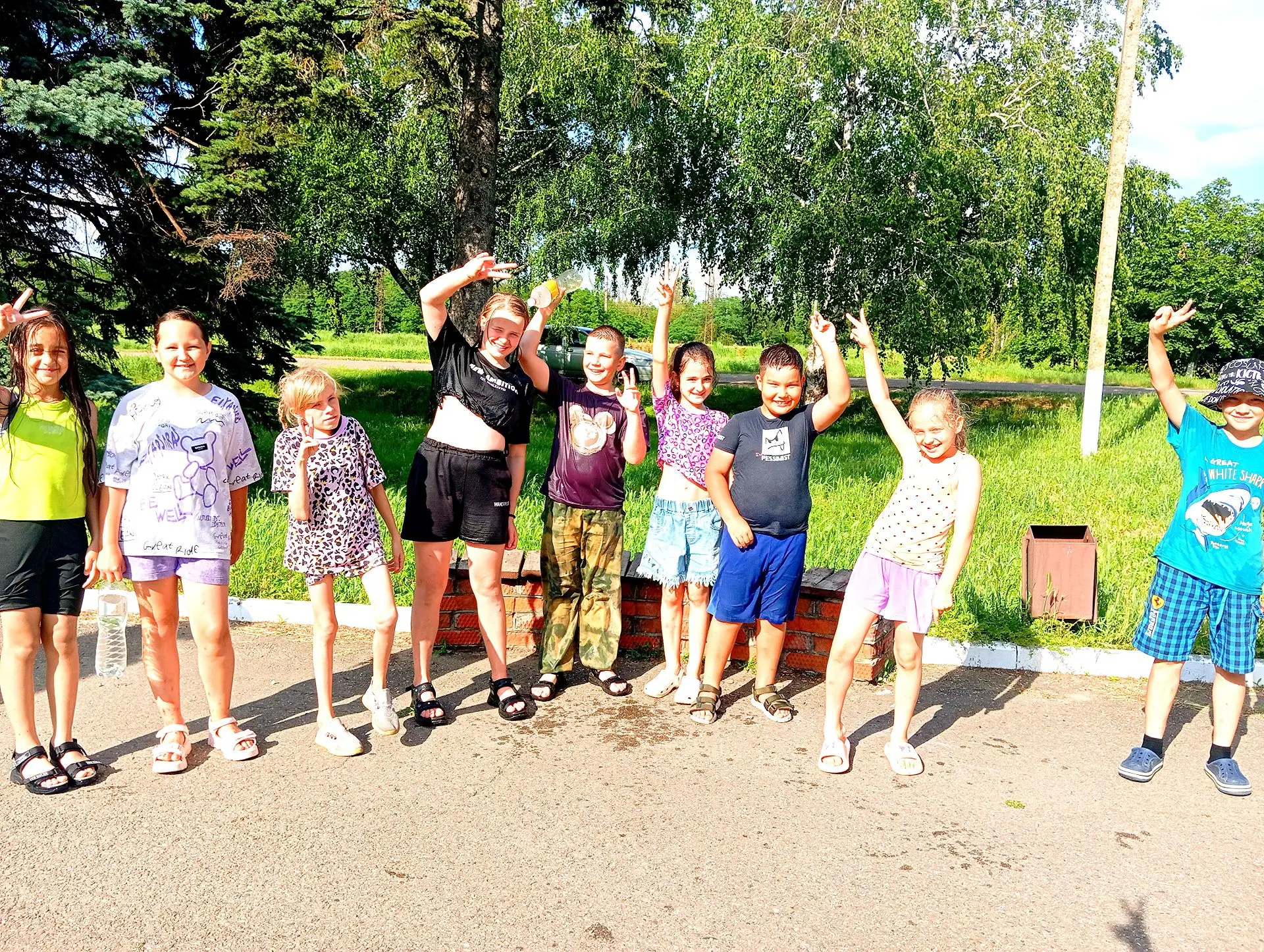 💦☀️ На площади ДК Мирского сельского поселения прошло освежающее мероприятие «Летом время не теряй 