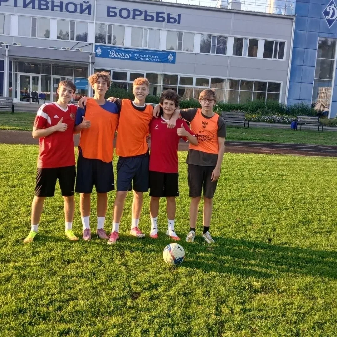 ⚽Секция мини-футбола занимается на открытых уличных площадках, пока солнышко радует нас...