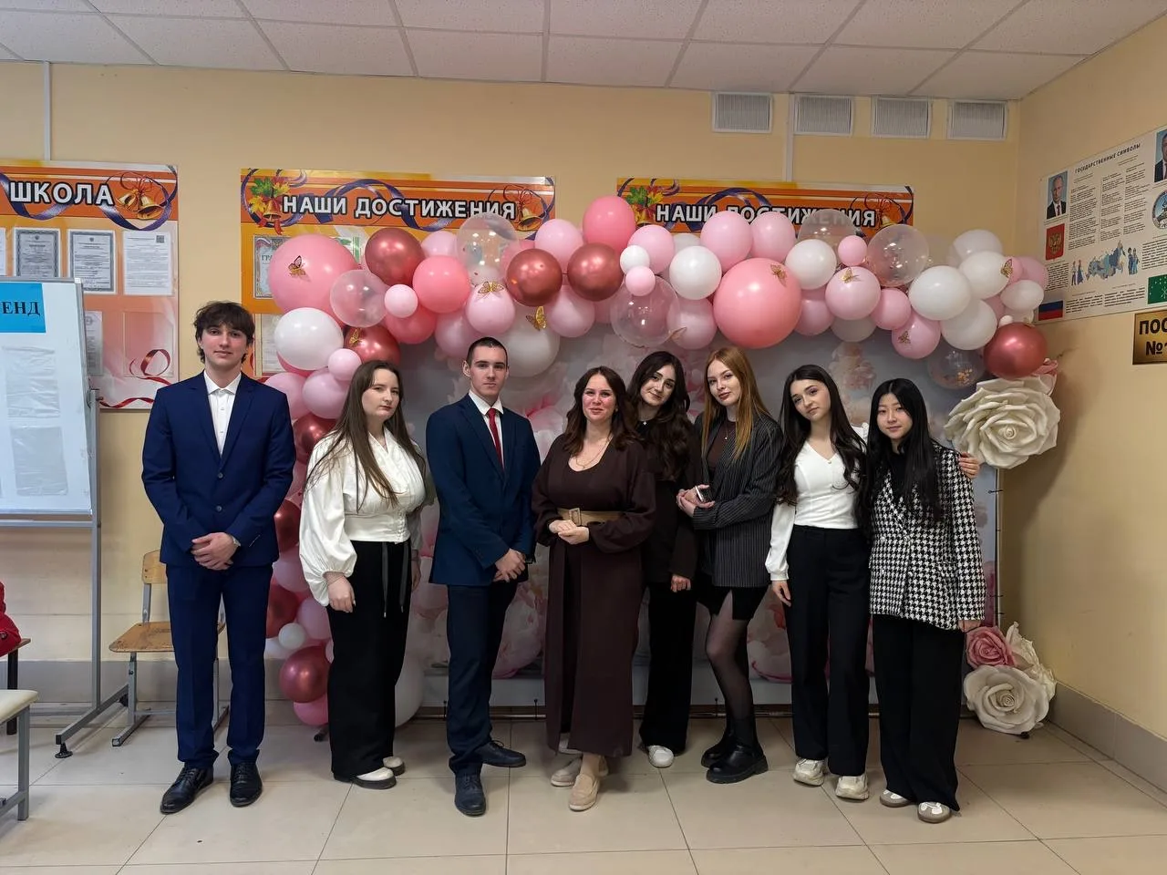 💐В пятницу, накануне 8 Марта, в нашей школе произошёл бескровный переворот: ученики вз...