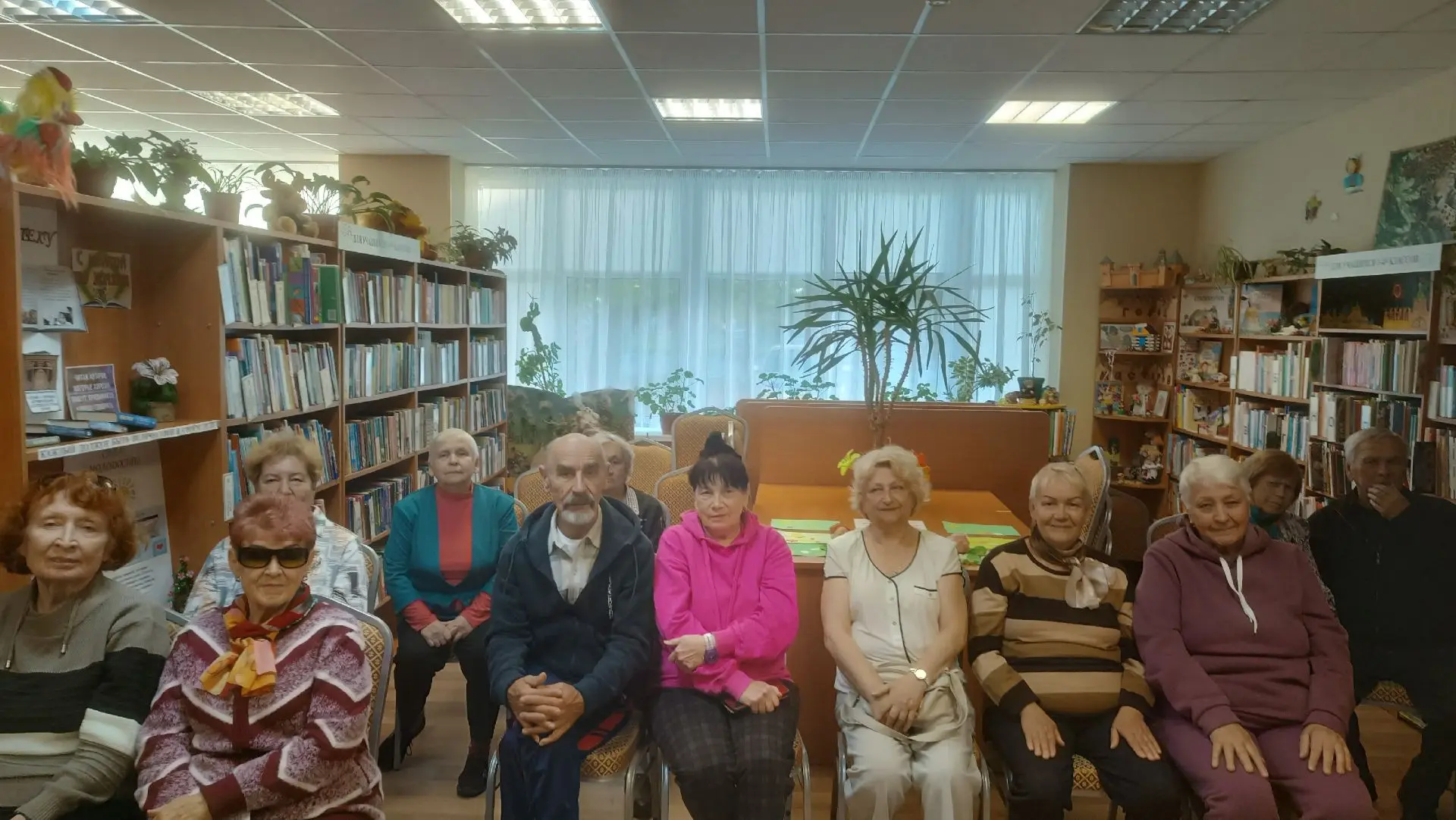 В Глажевской библиотеке для гостей из Геронтологического центра прошёл музыкально-поэти...