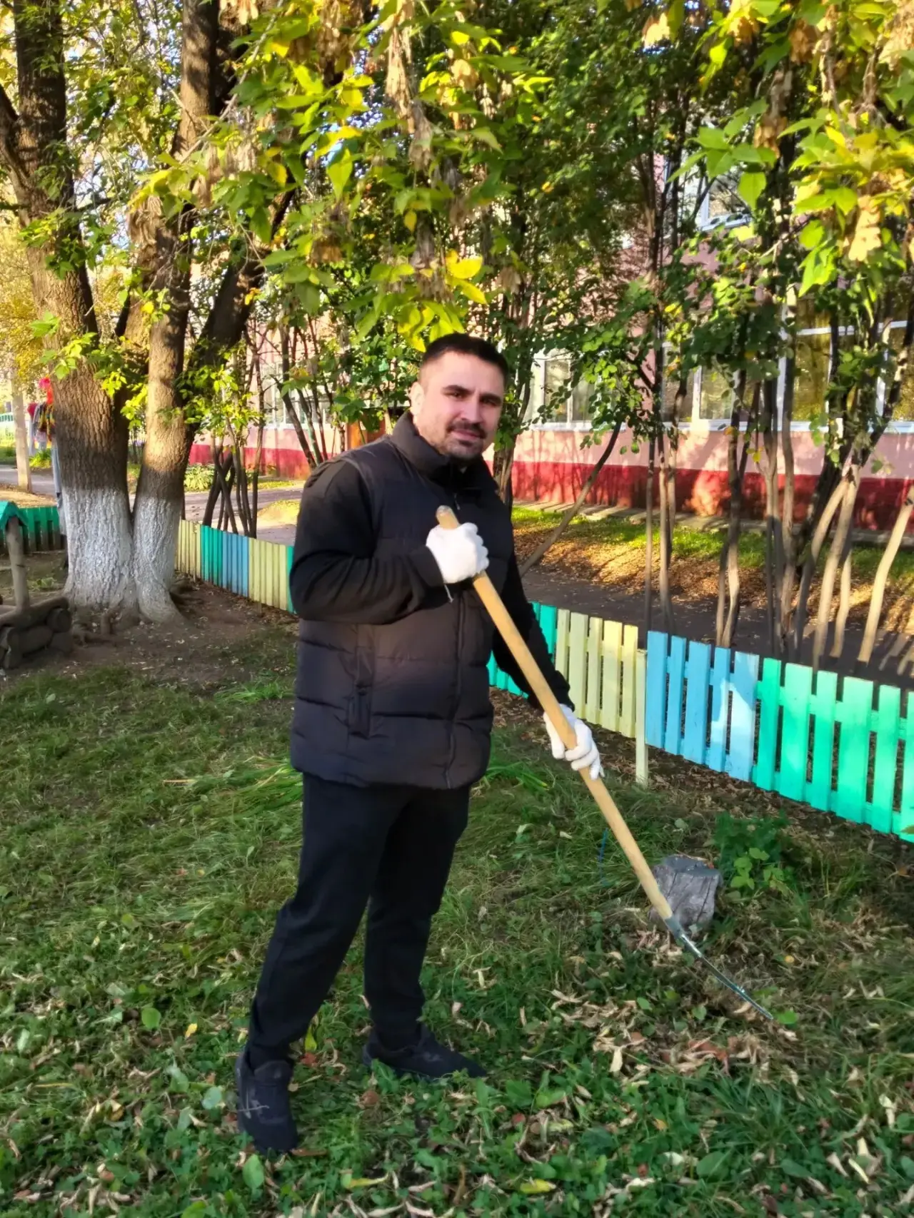 Ура, участок группы „Золотая рыбка“ теперь чистый! 🍂✨ Спасибо нашим замечательным роди...