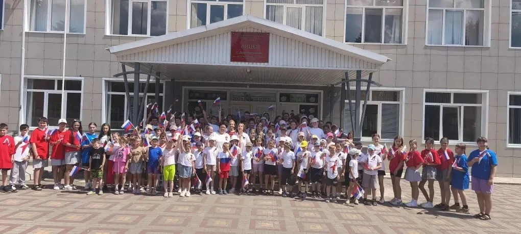 В нашем пришкольном лагере царила по-настоящему праздничная и патриотичная атмосфера, ведь мы отмеча