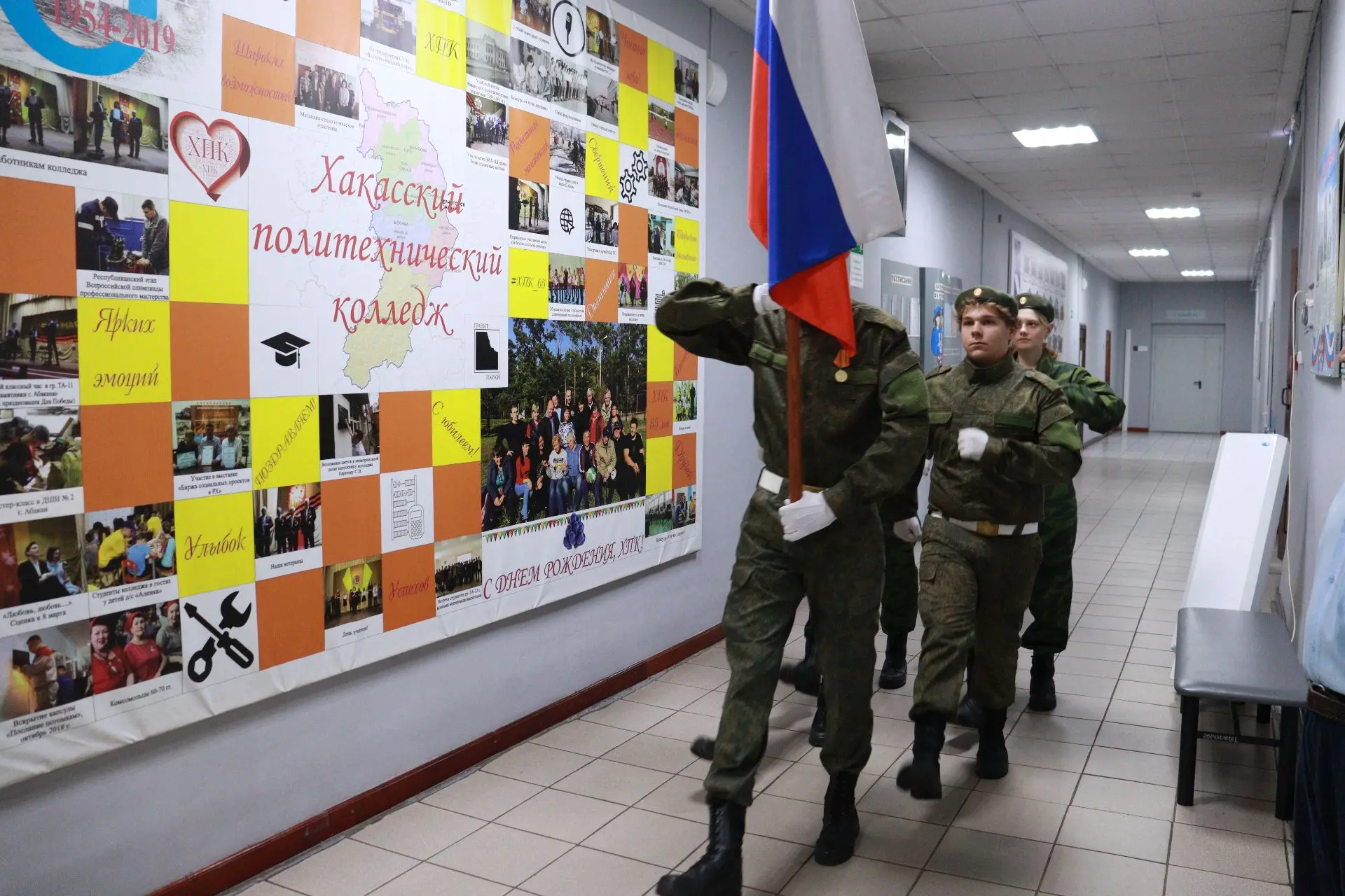 С началом новой недели, друзья!

Начинаем ее традиционно - церемонией вноса государственного флага Р