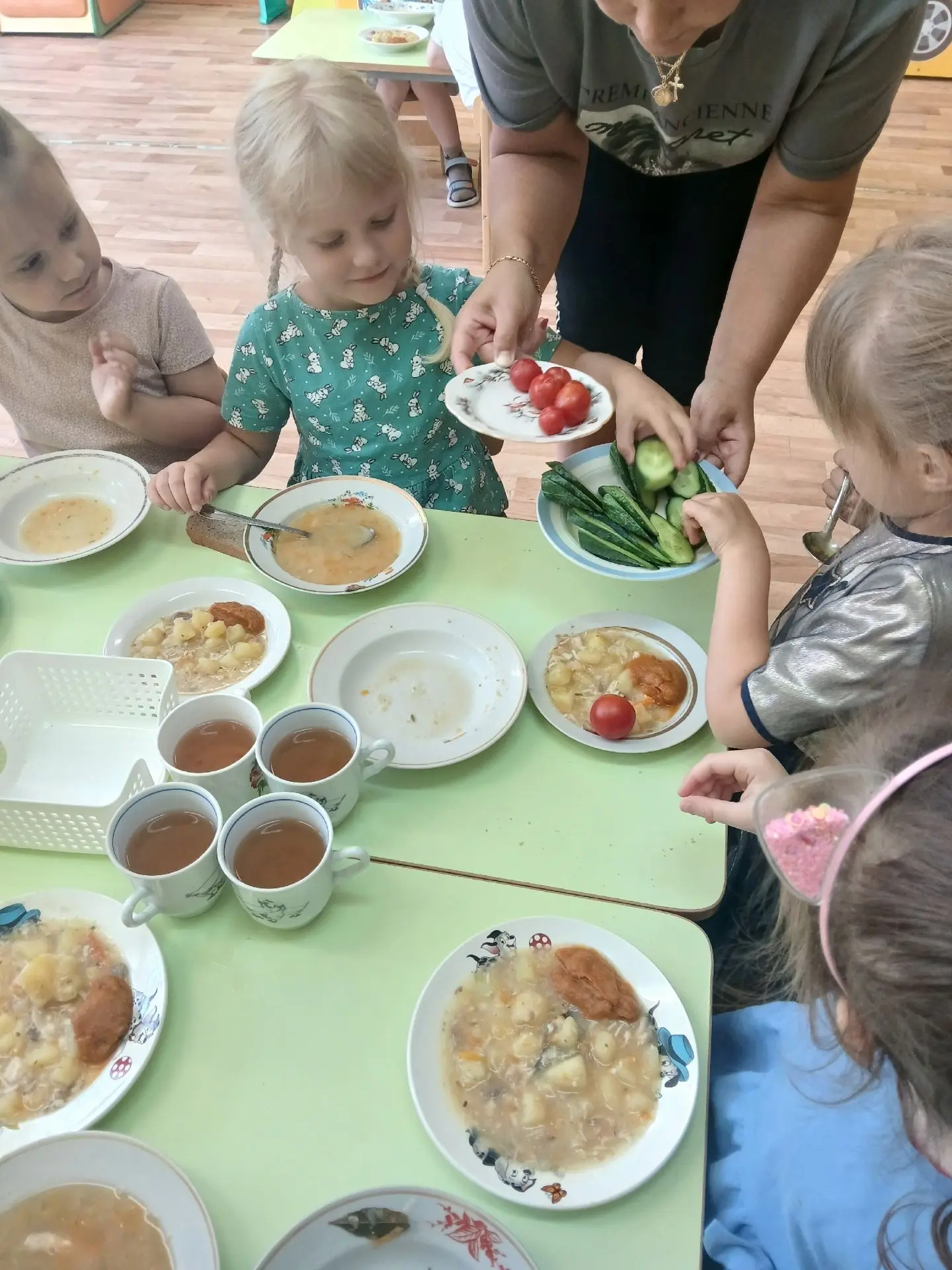 🍅🥒 У  нас созрел урожай! С грядки — прямо на стол.

Наша теплица дала отличный урожай!  Сочные пом