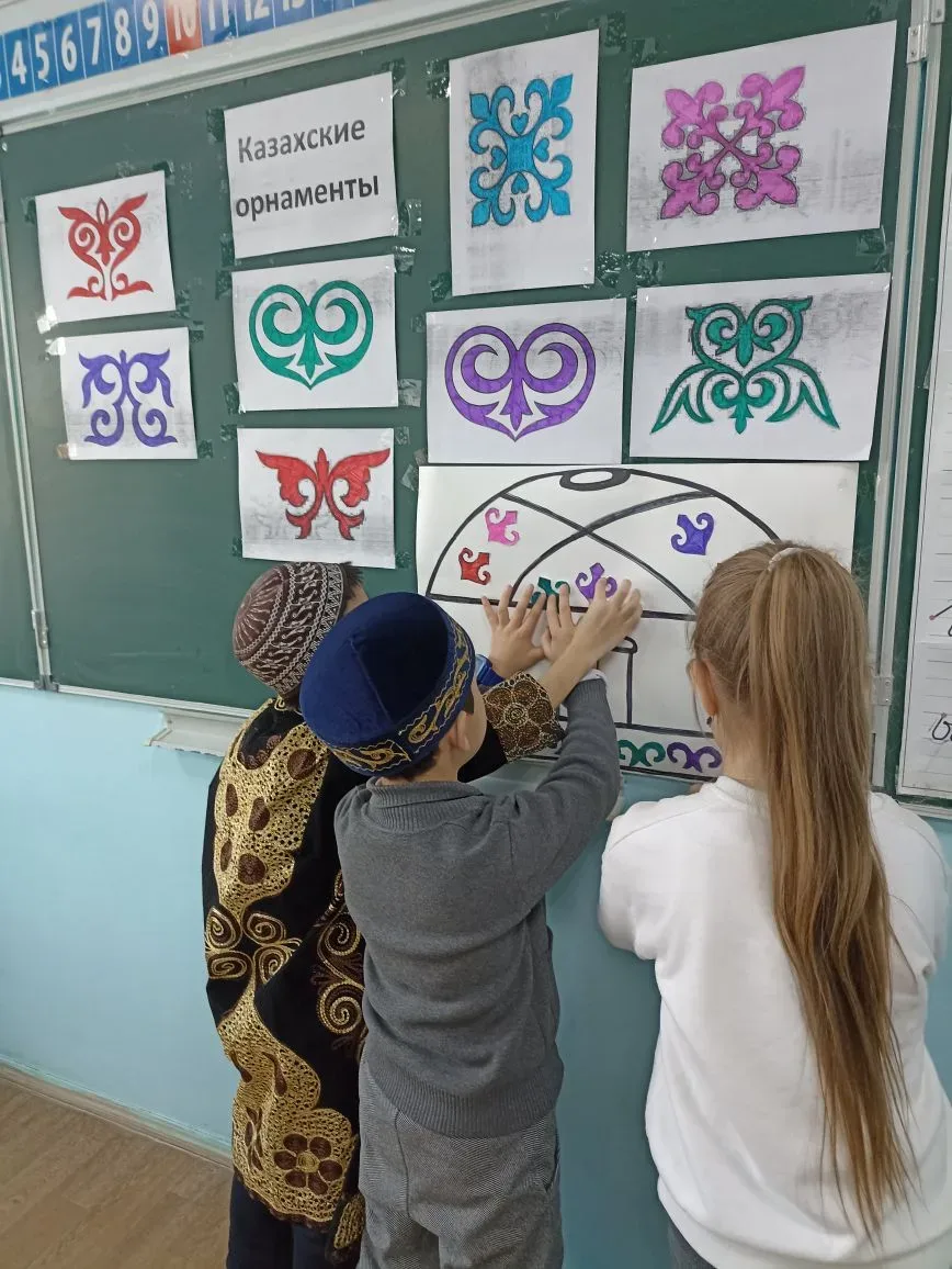 Сегодня в 1 " В" классе ( кл. руководитель Губенко Е. В.) прошёл урок труда по теме " Казахские  нац