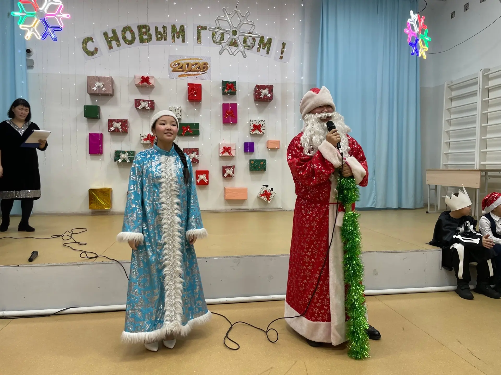 Прошёл прекрасный новогодний утренник для учеников младших классов 🎄✨