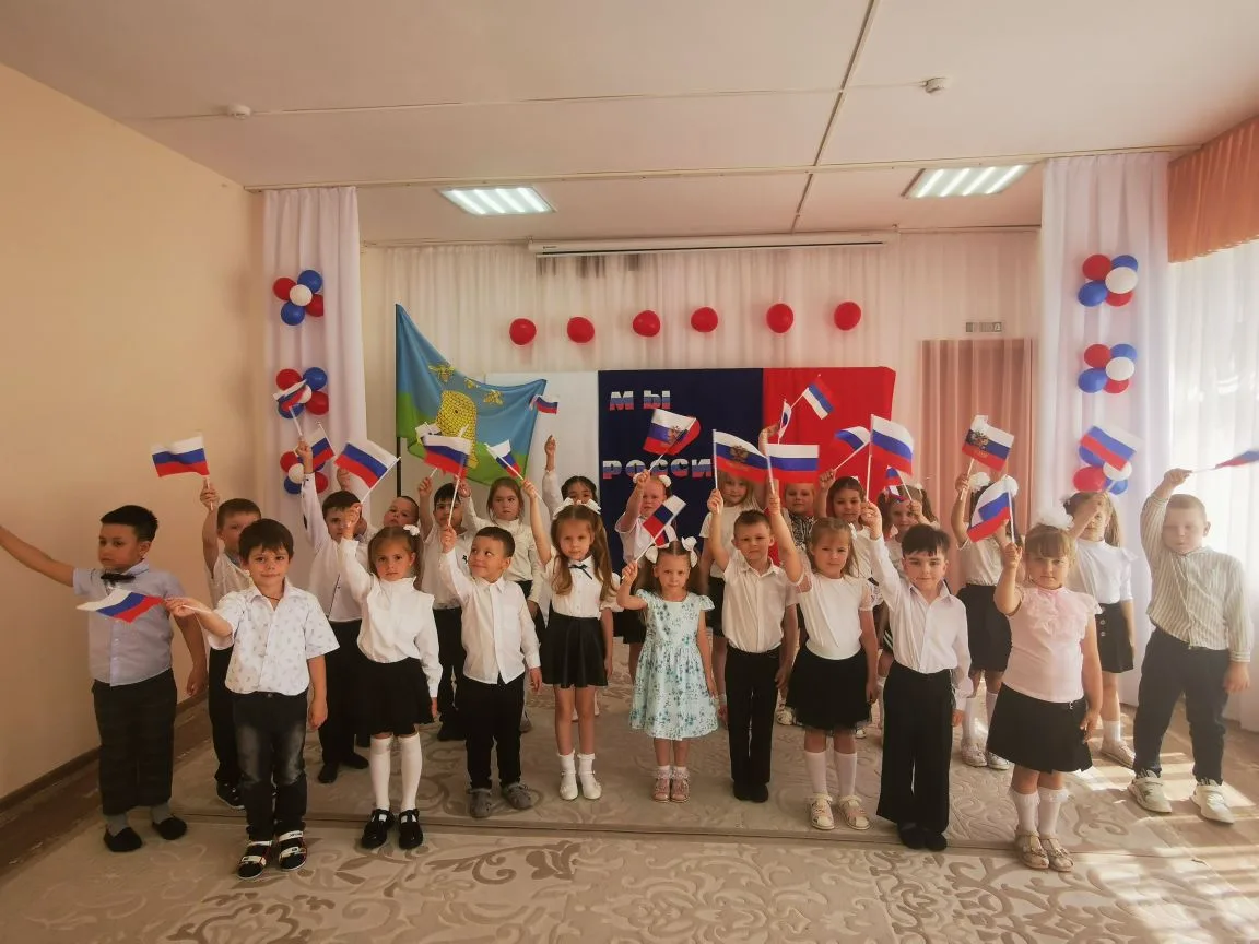Мы знаем их немало, самых разных,
Но день России, день родной страны,
Для нас, конечно, самый главны
