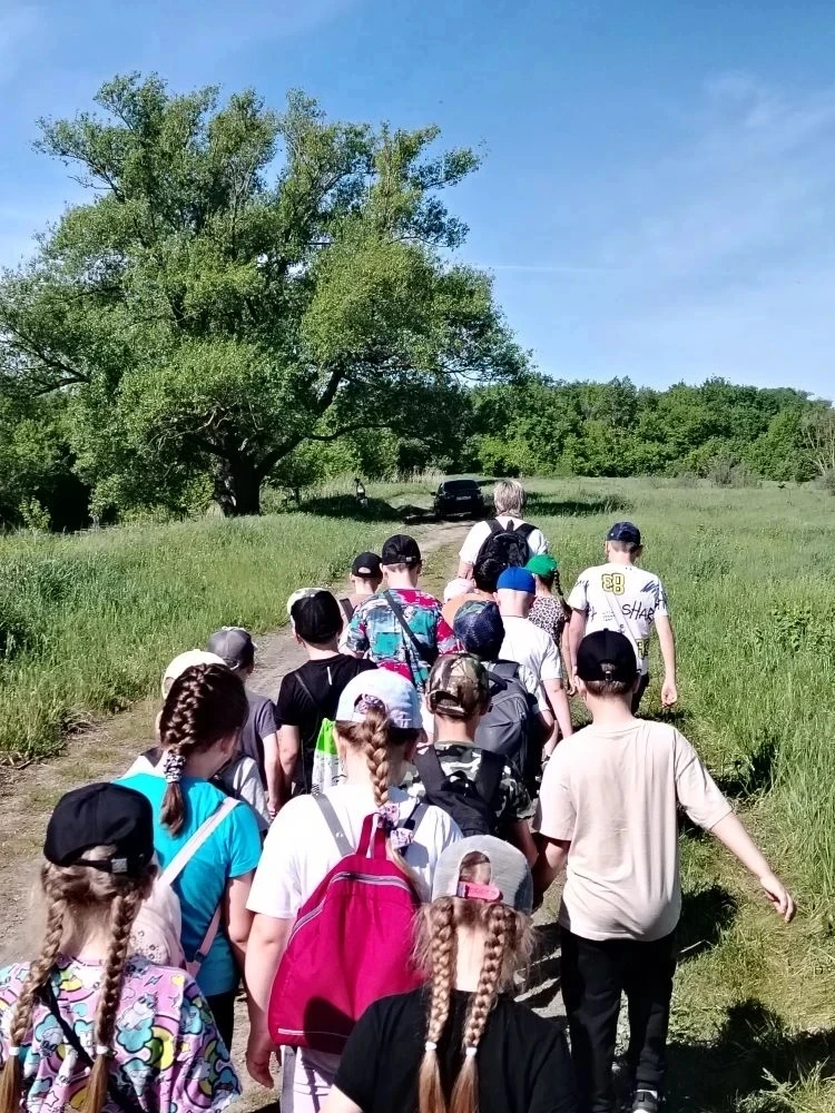 Позади уроки, задания. ... Закончился самый первый учебный год. Школьная семейка 1б кла...