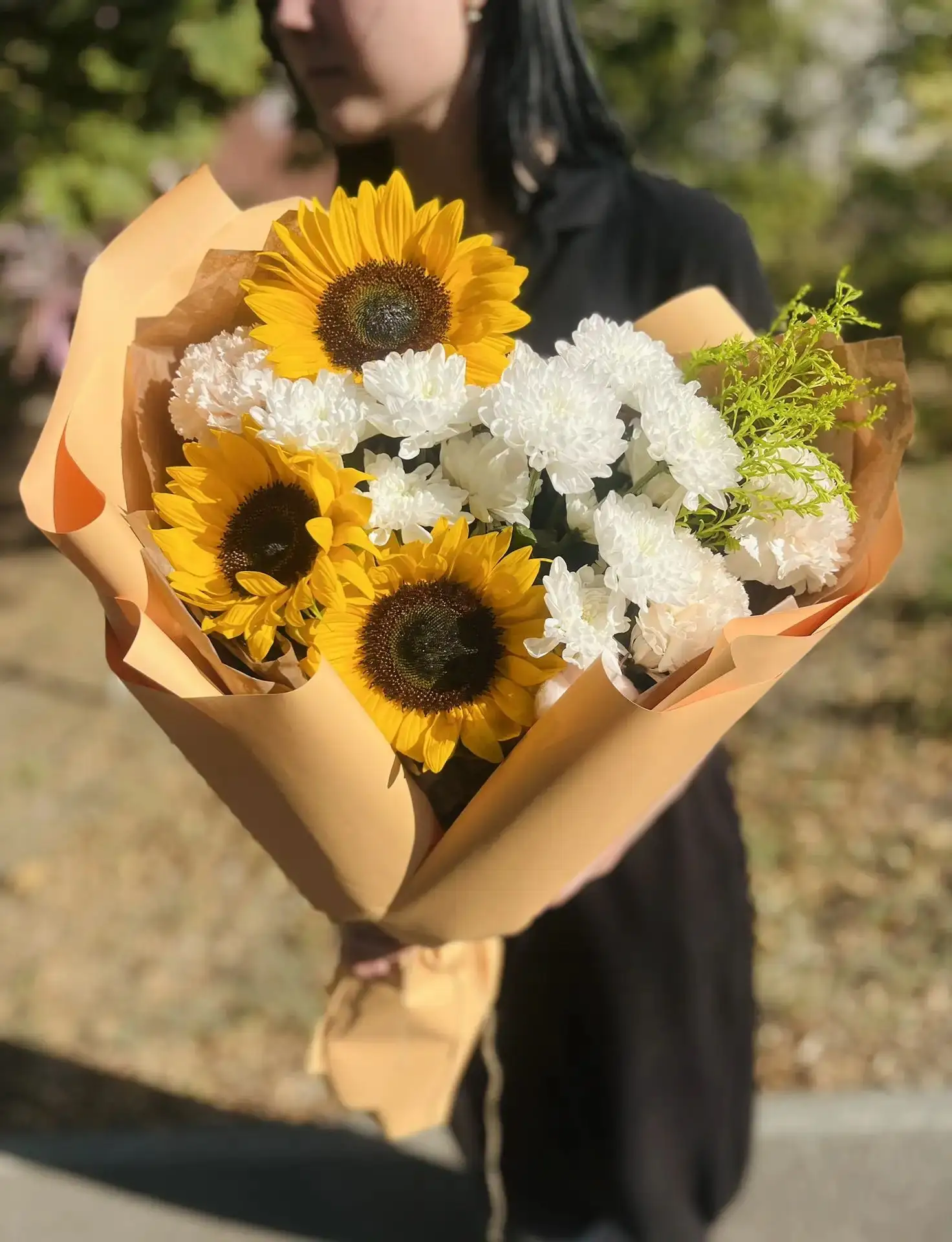 Солнце в руках — буквально! 💛Этот букет будто создан, чтобы разгонять тучи и дарить ул...