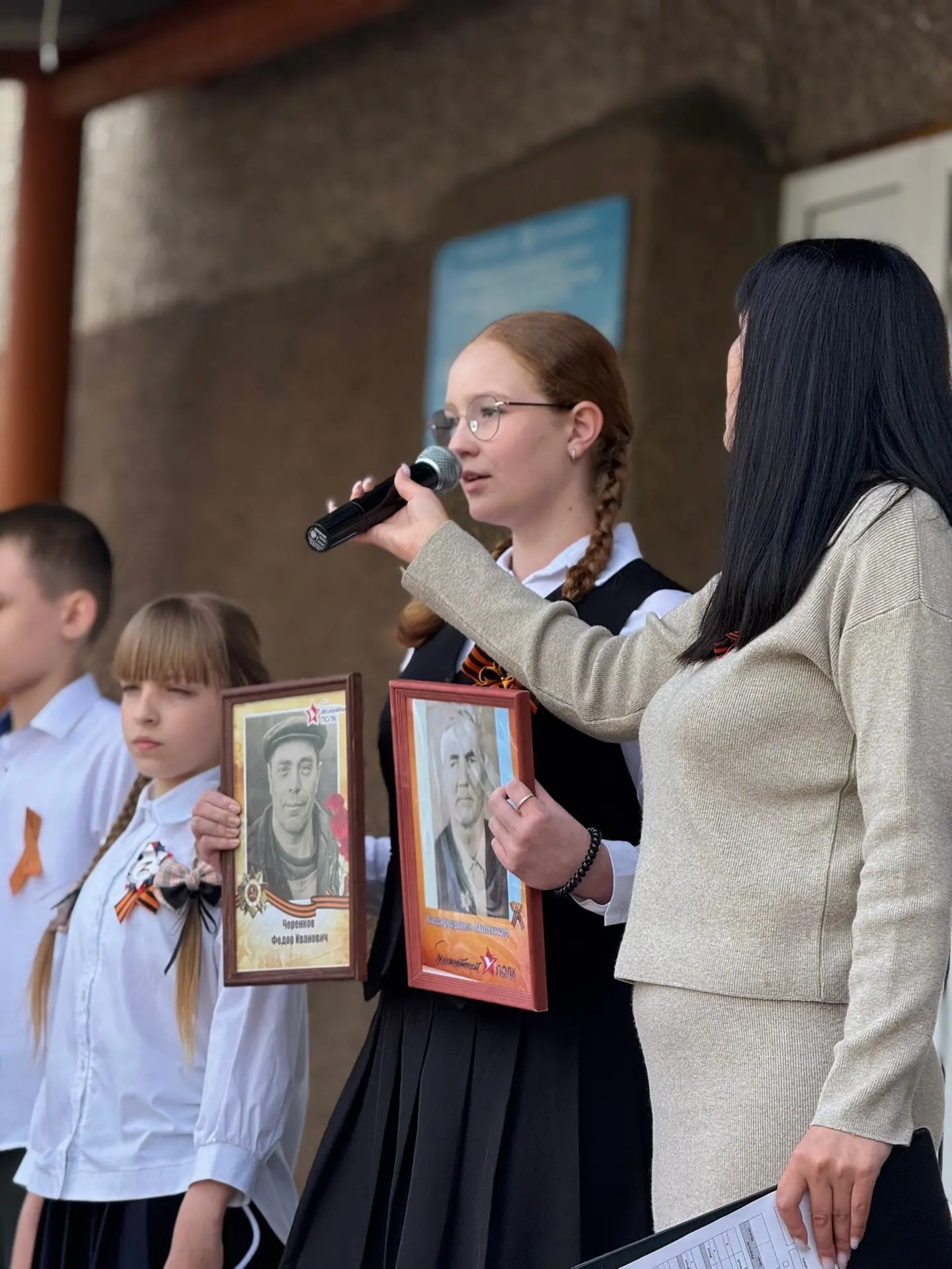 Сегодня, 8 мая, во дворе нашей школы состоялся традиционный митинг, посвящённый великому празднику —
