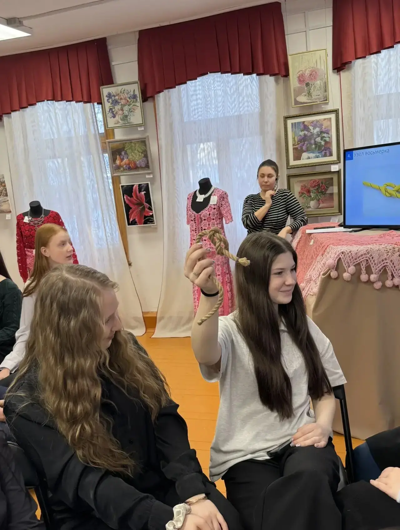 Учащиеся 8 «Д» класса приняли участие в увлекательном квизе «Через три моря», организованном предста