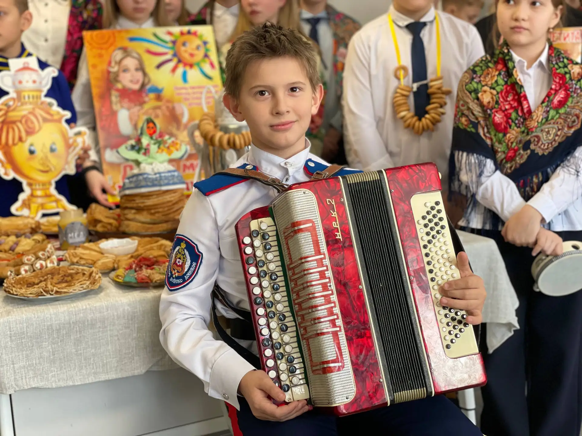 🎭 БЛИН-ФЕСТ в Шестом: блины, хороводы и мооооооре веселья! 🥞✨  Ну что, друзья, готовы перенестись в 