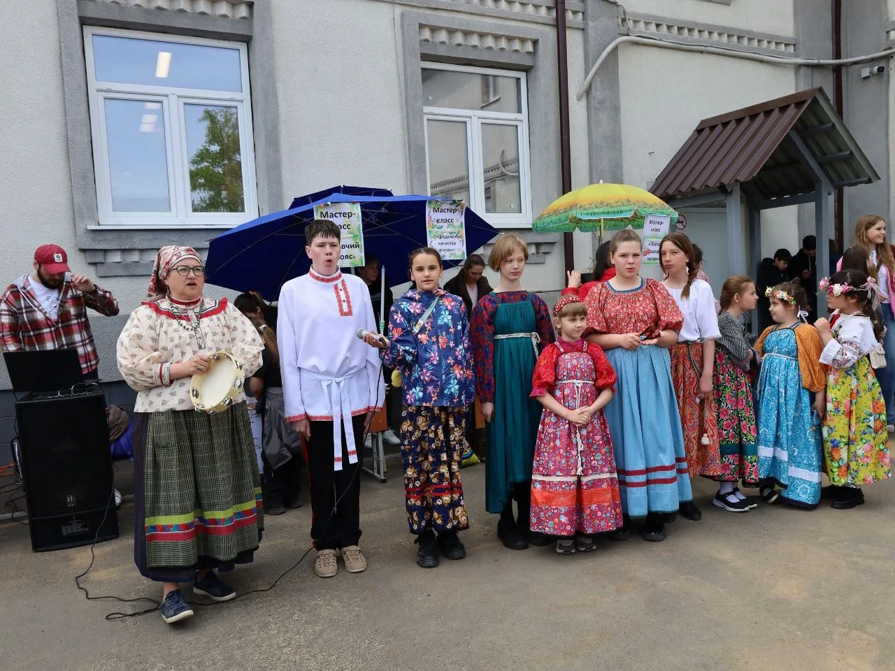 Сегодня в нашей школе прошла вторая ярмарка рассады!   Уютная весенняя атмосфера, зелень на столах, 