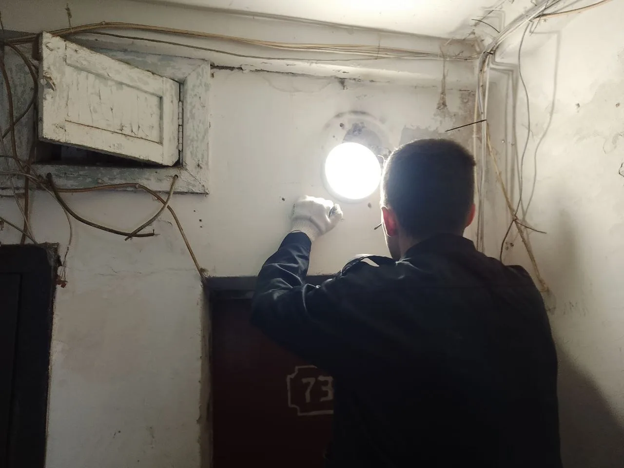 Заменили трубы и радиатор отопления, заменили неисправные светильники на новые с датчиком движения ч
