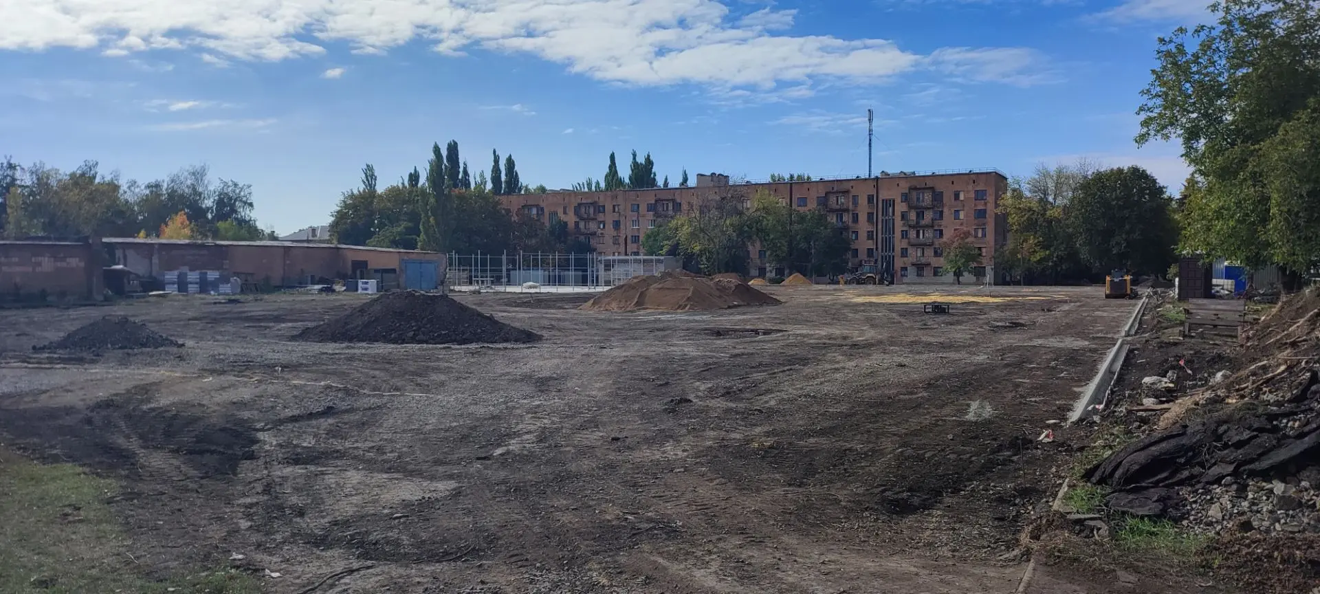 Продолжаю следить за строительством спортивной площадки в Харцызском техникуме. Темпы в...