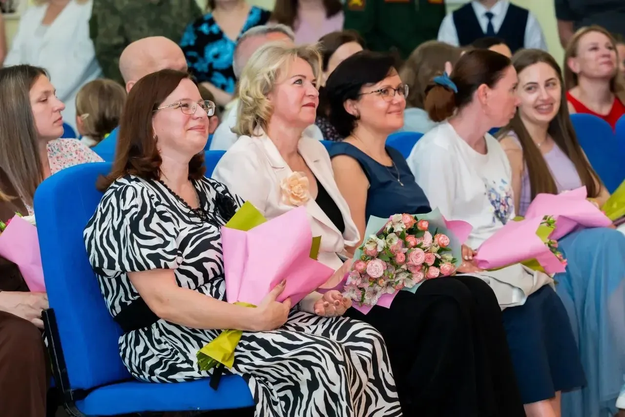 В начальной школе прошел торжественный выпускной 🎓  Ученики 4 классов попрощались с начальной школой