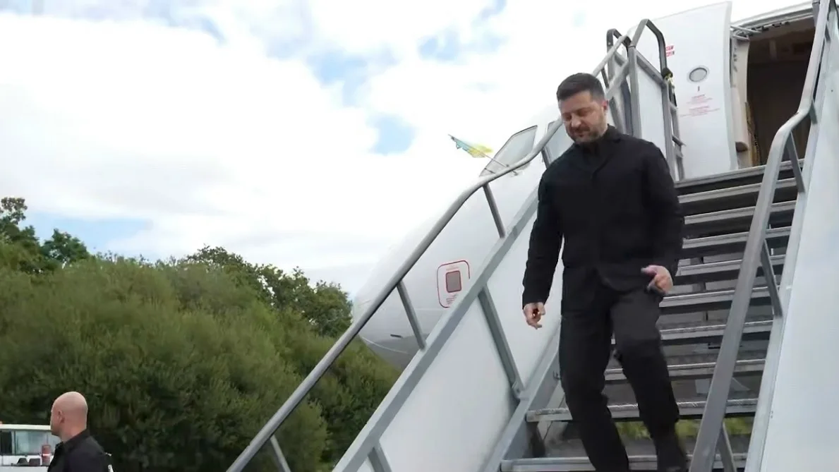 🤡Киевский попрошайка Зеленский прискакал в Британию.