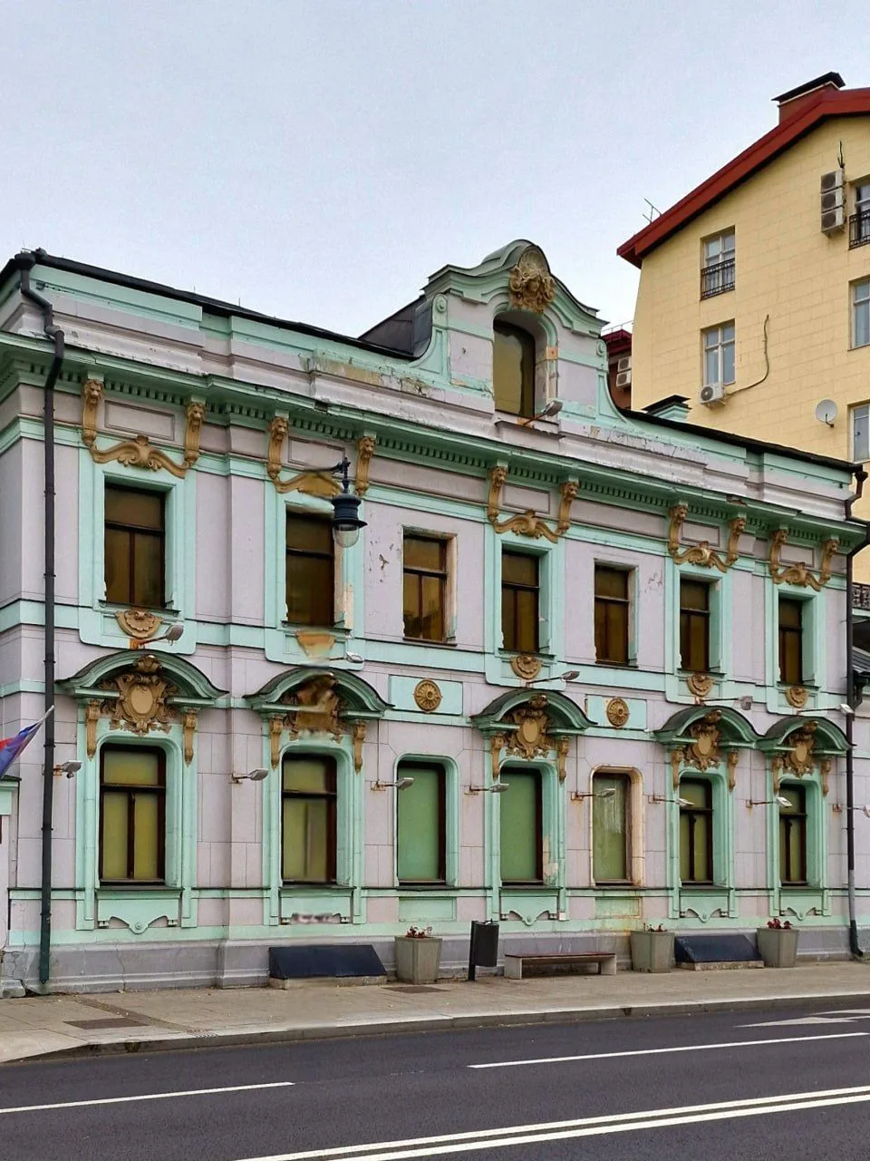 Особняк Лыжина

📌 Особняк с мезонином построен в 1830-х годах для Безобразова или Д. Е. Хотянова.

