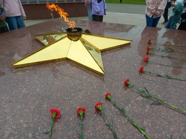 ПАМЯТЬ ПОКОЛЕНИЙ: УЧЕНИКИ  ПРИШКОЛЬНОГО ЛАГЕРЯ ВОЗЛОЖИЛИ ЦВЕТЫ К ВЕЧНОМУ ОГНЮ
#ПатриотическоеВоспита